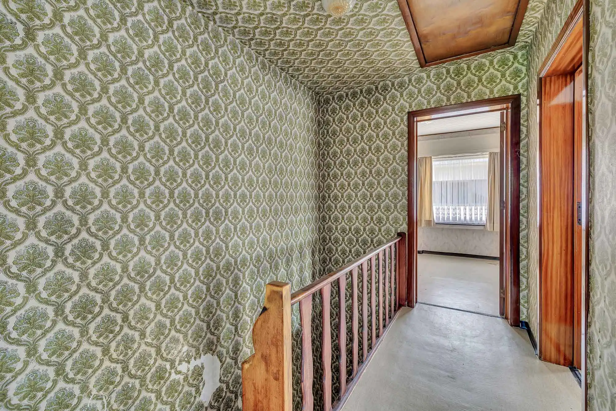 Solide, te renoveren bel-étage op goede ligging foto 15