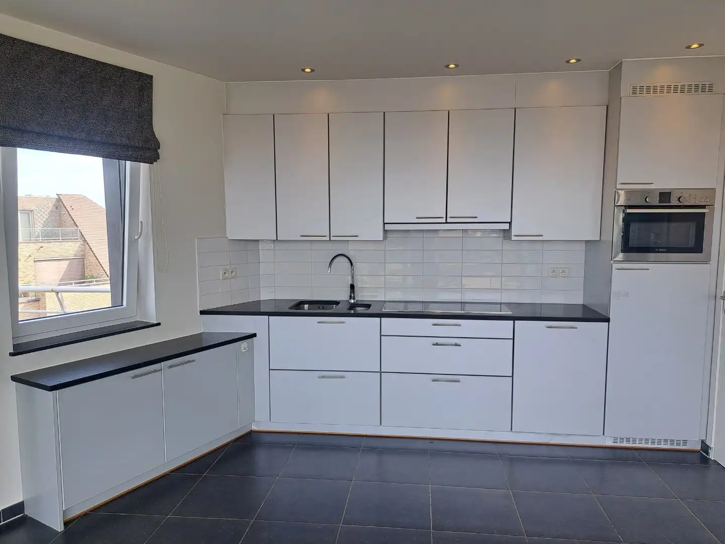 Centraal gelegen ruim  appartement TE HUUR op JAARBASIS foto 8
