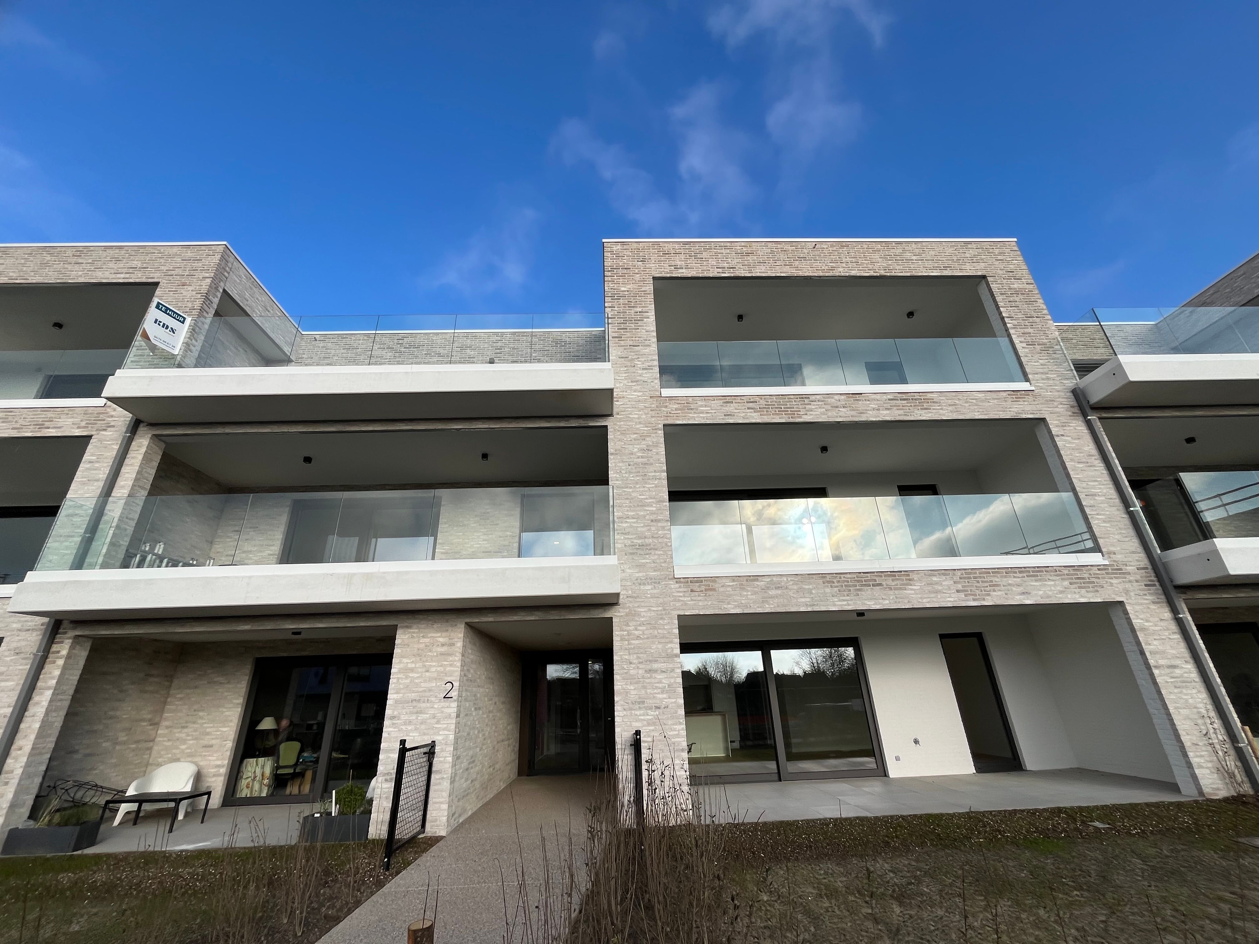 Zonovergoten nieuwbouw appartement + garage foto {{pictureIndex}}