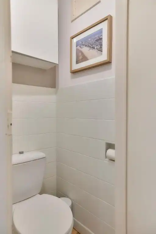 INSTAPKLARE STUDIO MET SCHITTEREND ZICHT OP ZEE  foto 21