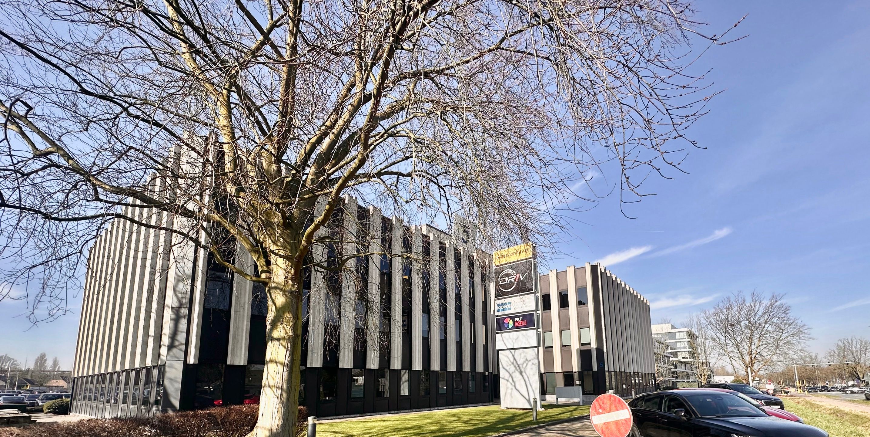 PRINS BOUDEWIJNLAAN 5: MODERNE KANTOORRUIMTES NABIJ E19 foto {{pictureIndex}}