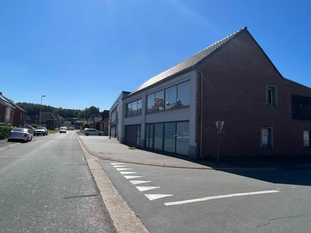 Aantrekkelijk ruim bedrijfspand met loods, gelegen in het centrum van Opoeteren. foto 2