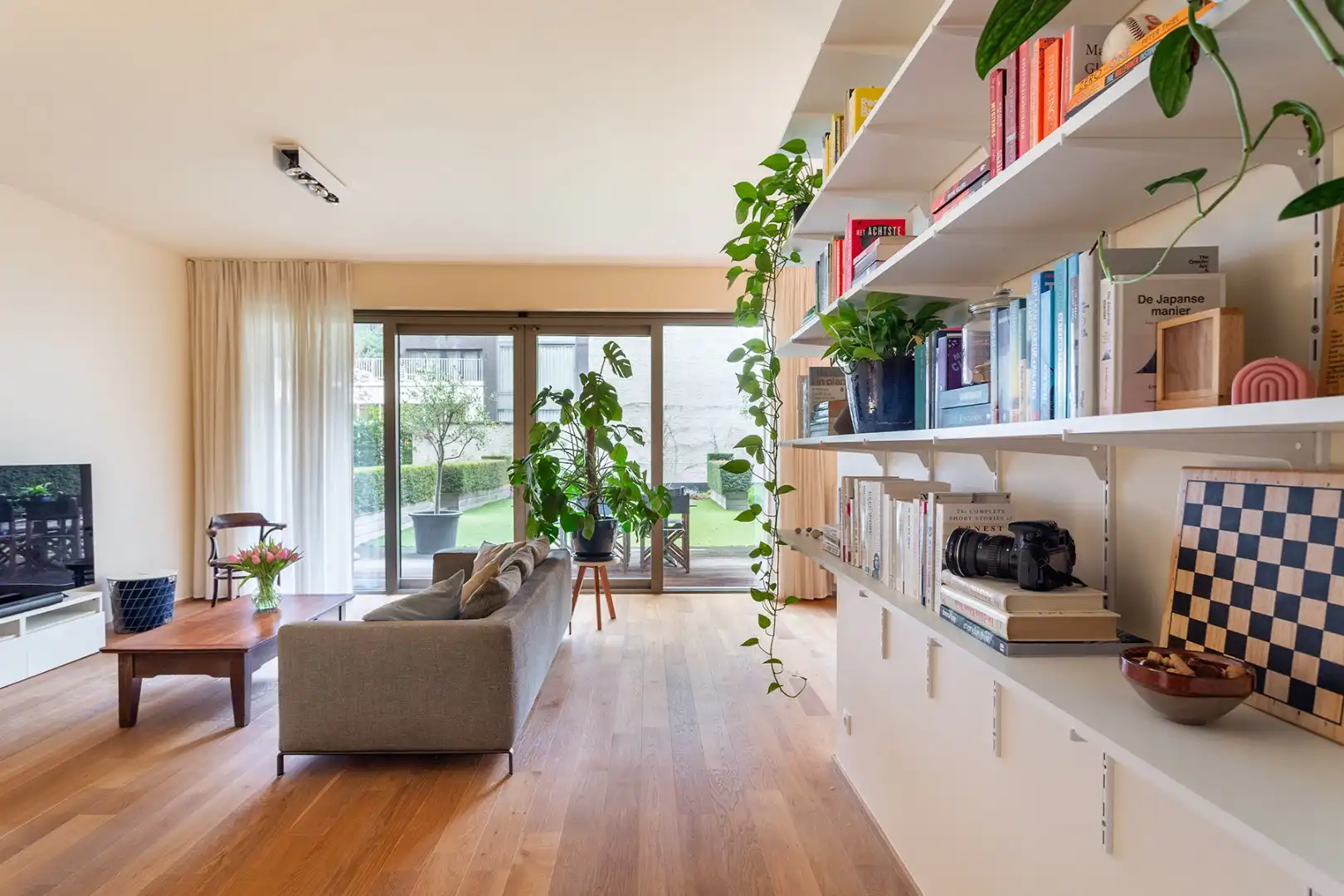 Gemeubeld gelijkvloers met grote buitenruimte op toplocatie foto 5