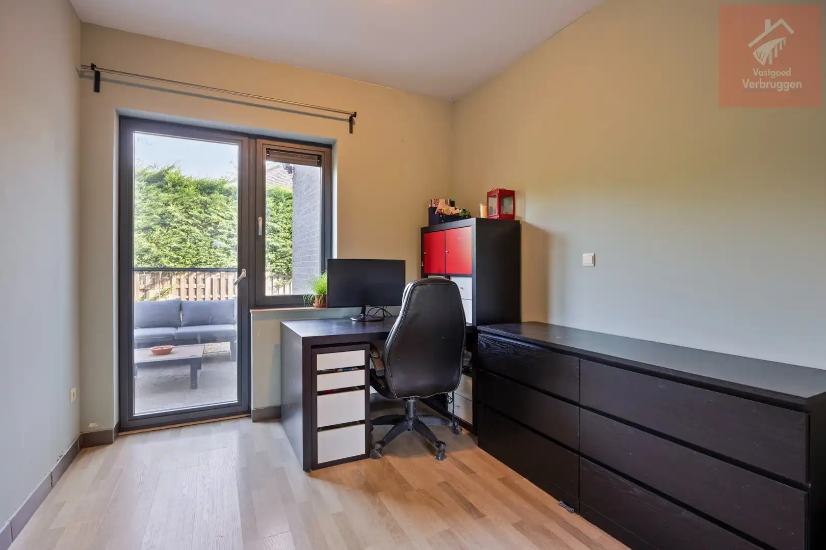 Modern instapklaar gelijkvloers appartement met 2 slpk, terrassen en autostaanplaats foto 11