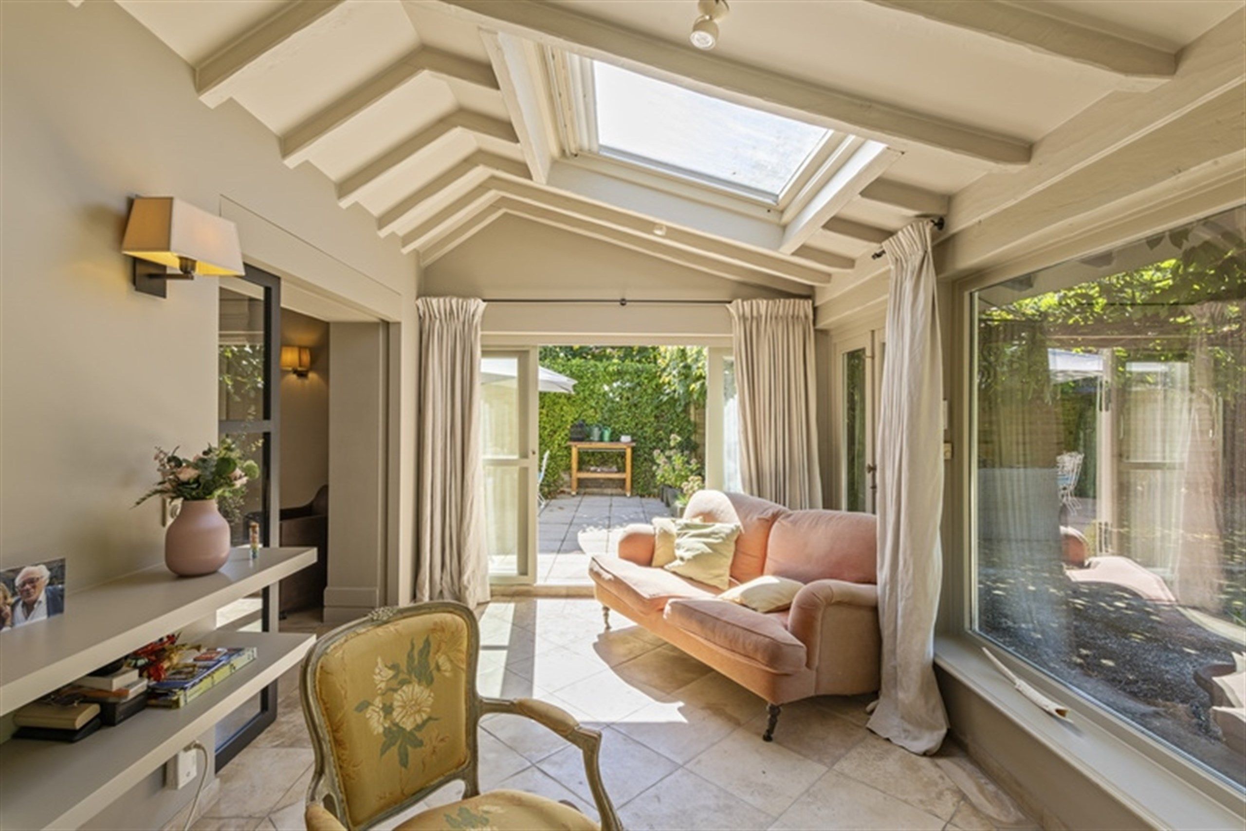 Elegante villa op toplocatie met dubbele garage foto 9