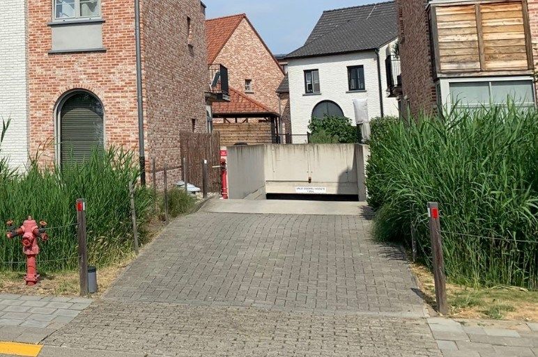 Ondergrondse autostaanplaats in Kontich! foto {{pictureIndex}}