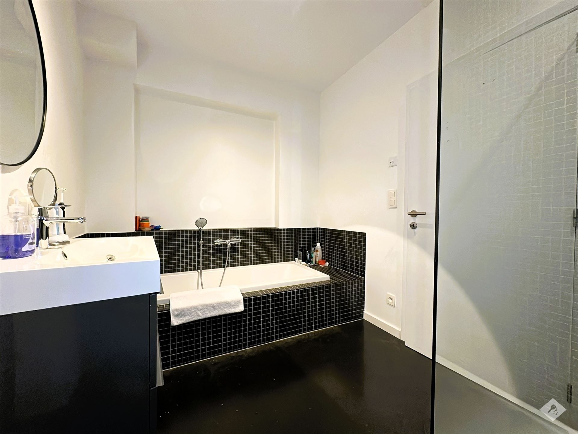Volledig gerenoveerde woning met architecturale uitstraling te Buggenhout foto 10