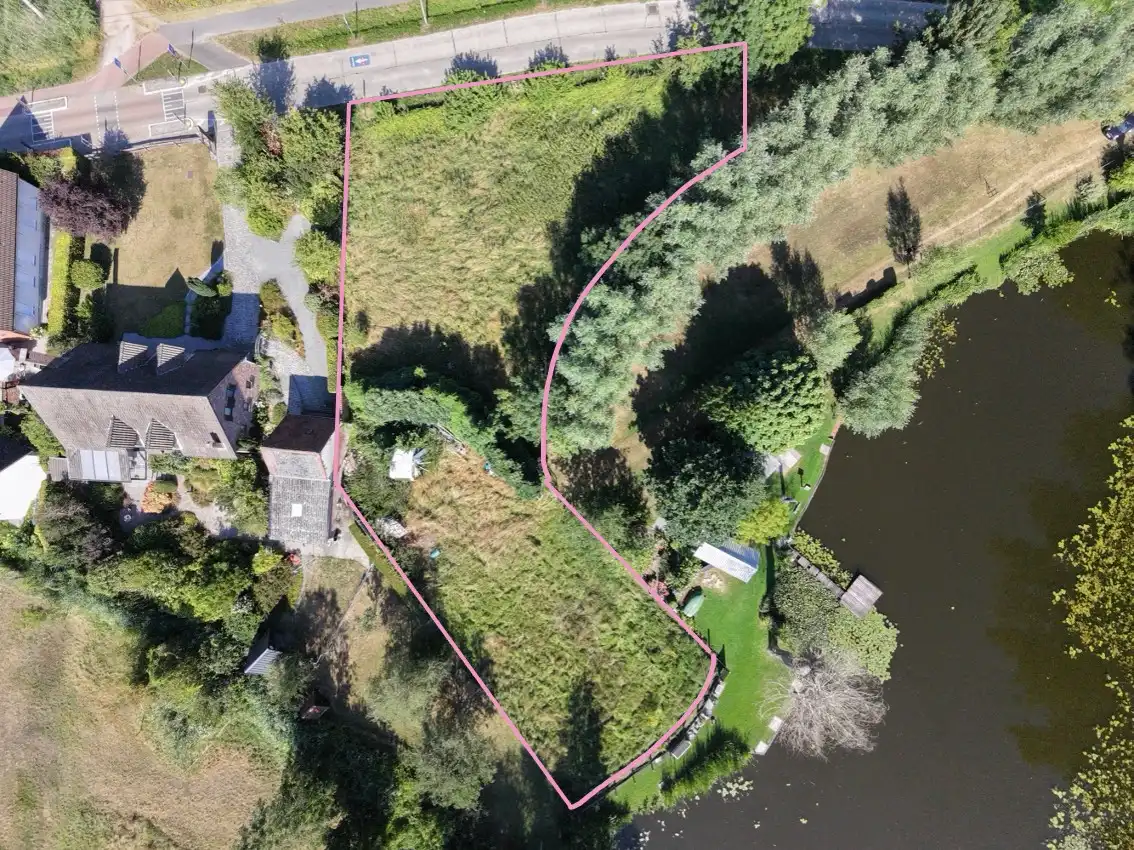 Toegankelijk stuk weidegrond op prachtige locatie foto {{pictureIndex}}