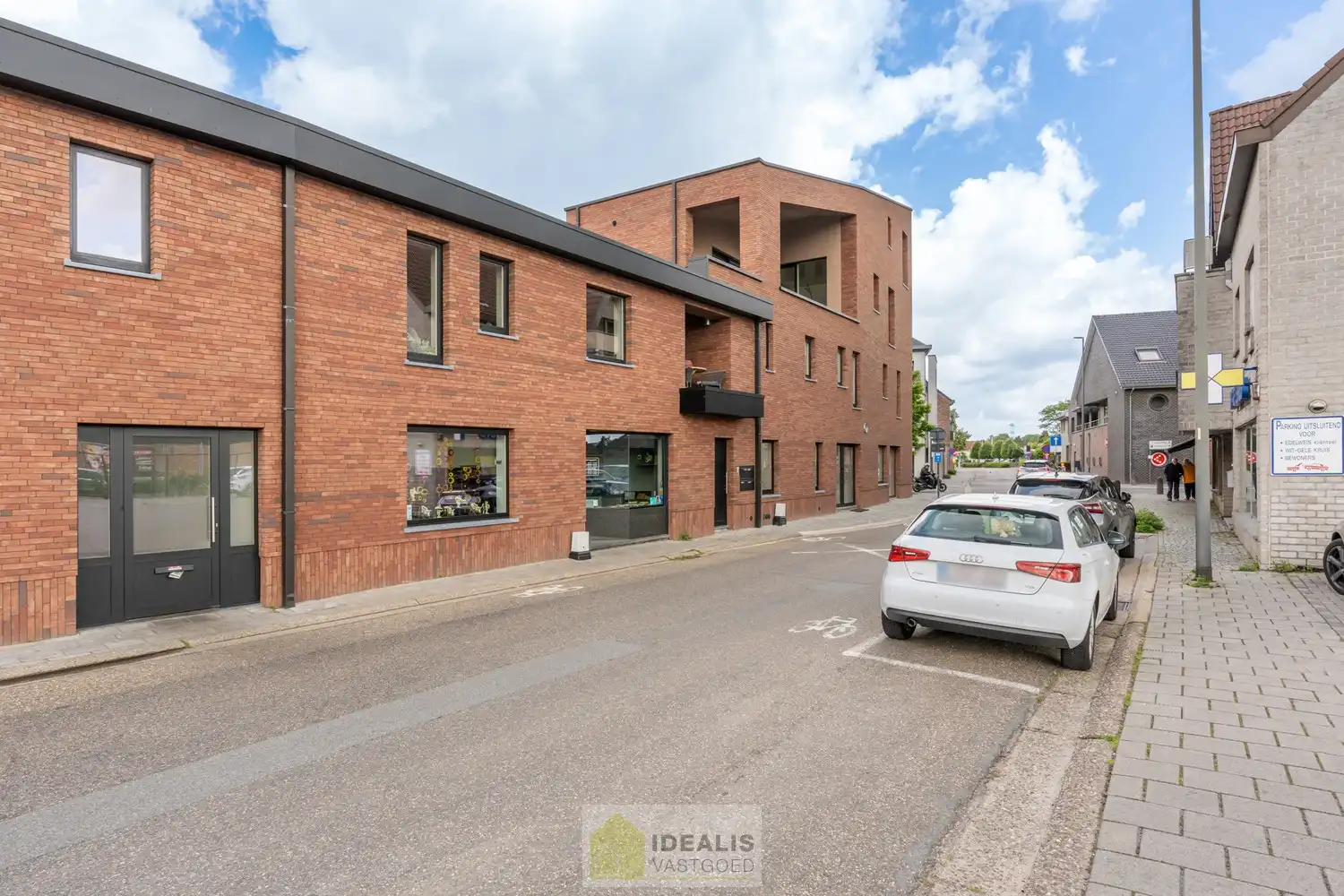 IDEALIS VASTGOED - PRACHTIGE CASCO+ PENTHOUSE MET EEN HEERLIJK LICHTRIJKE WOONKAMER MET OPEN KEUKEN EN AANSLUITEND ZEER RUIM TERRAS, 2 SLAAPKAMERS, BADKAMER, BERGPLAATS EN KELDERBERGING OP EEN GEGEERDE LOCATIE IN HET CENTRUM VAN PEER! Een aangename penthouse met een netto bewoonbare oppervlakte van +-102m² met veel lichtinval en grote glaspartijen en een ruim terras van maar liefst +- 22m², met apart kelderberging en fietsenstalling op een gegeerde locatie! Deze casco+ penthouse biedt op de 2de  verdieping een heerlijk ruime woonkamer met open keuken, een ruime inkom, een toilet, een bergplaats en toegang tot het ruim terras. Op de 3de  verdieping beschikt het penthouse over 2 slaapkamers en een badkamer. Een penthouse met vele troeven dus, nl. casco+ en nog volledig naar eigen smaak af te werken, een fijne locatie, veel lichtinval en ruime glaspartijen, zeer ruime leefruimte met open keuken, 2 slaapkamers, laag energieverbruik,… foto 4