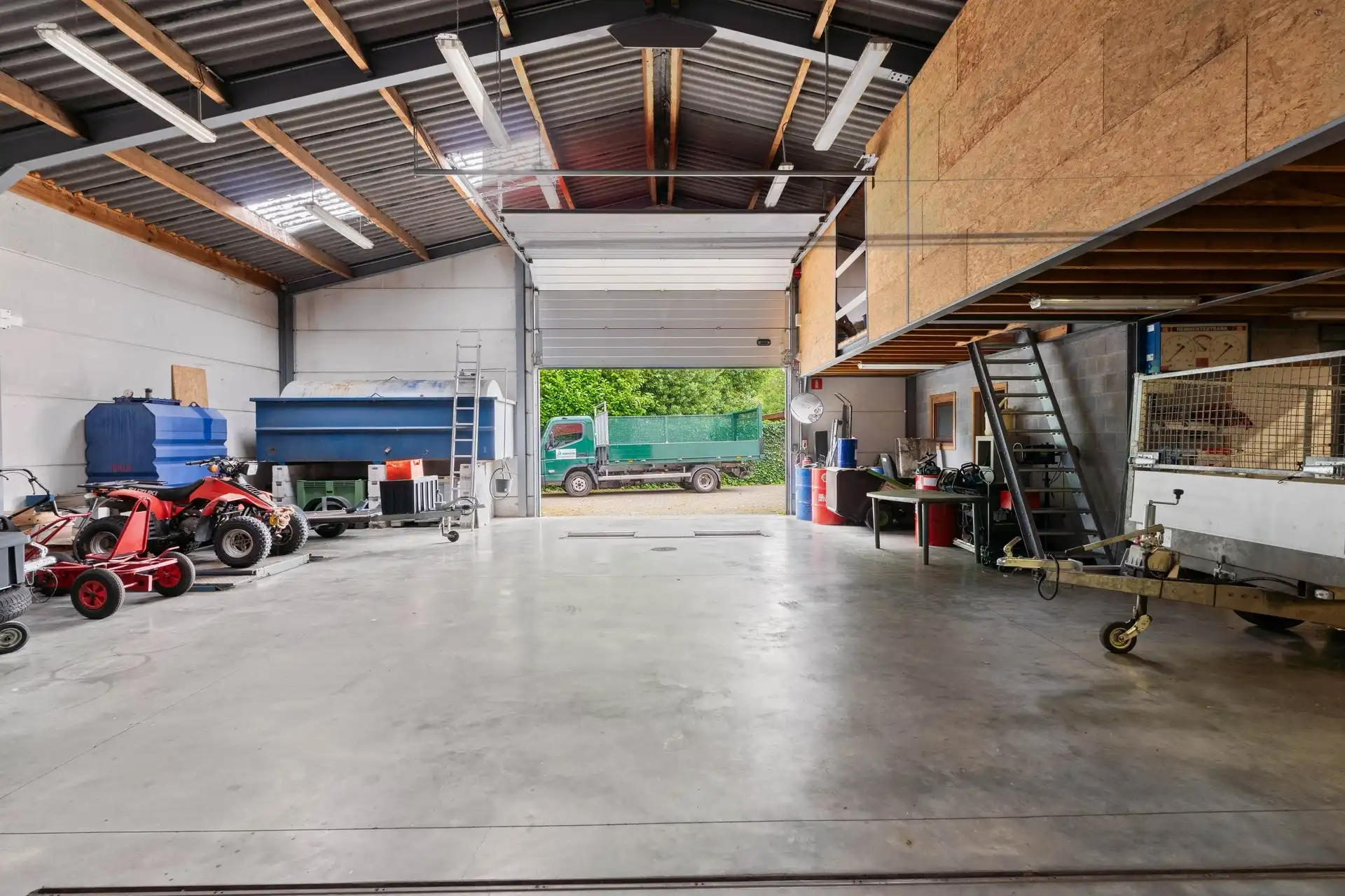 2 Vergunde magazijnen, showroom en woning op een ruim perceel foto 27