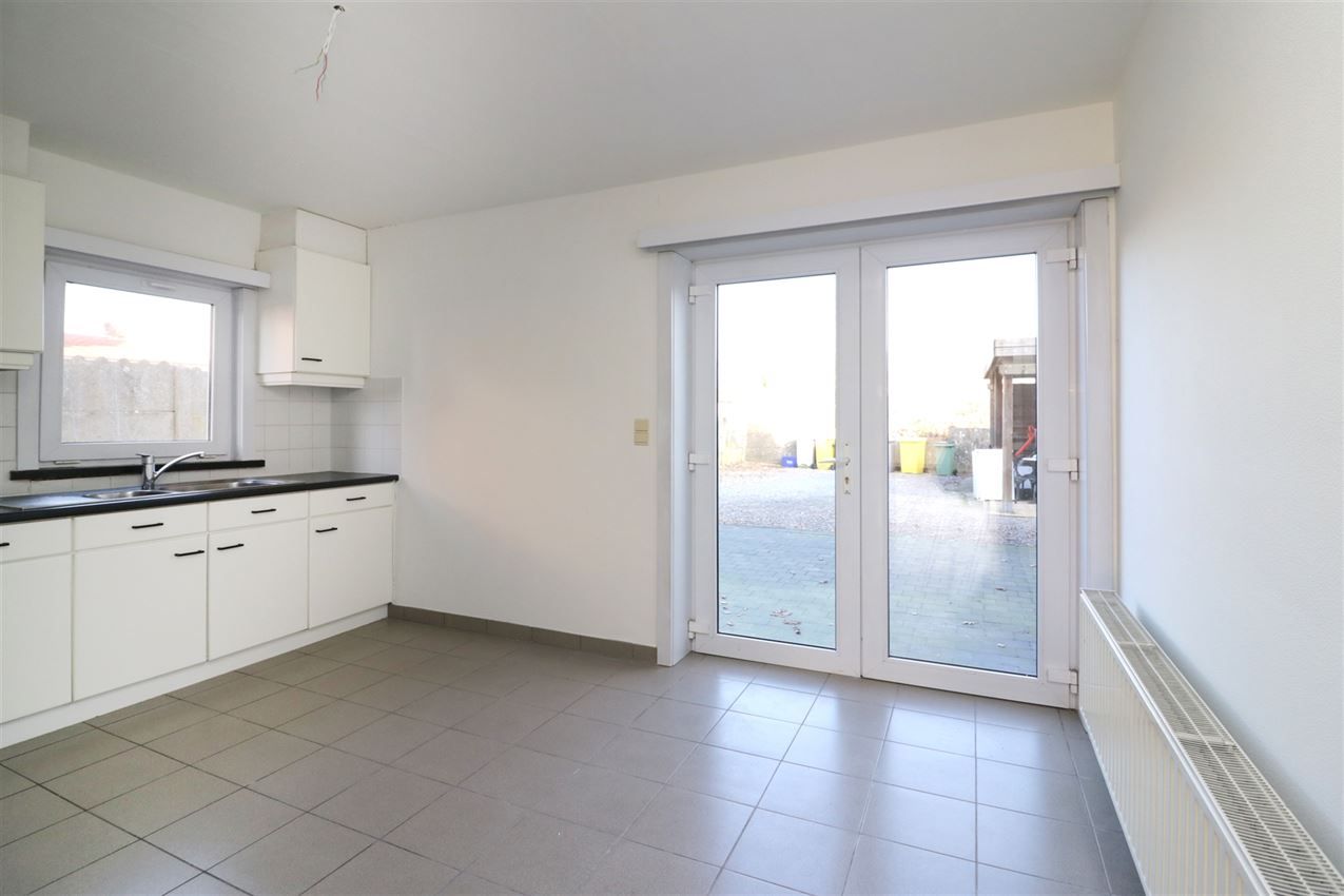 Woning met 2 slpk, terras, autostaanplaats onder de carport foto 7