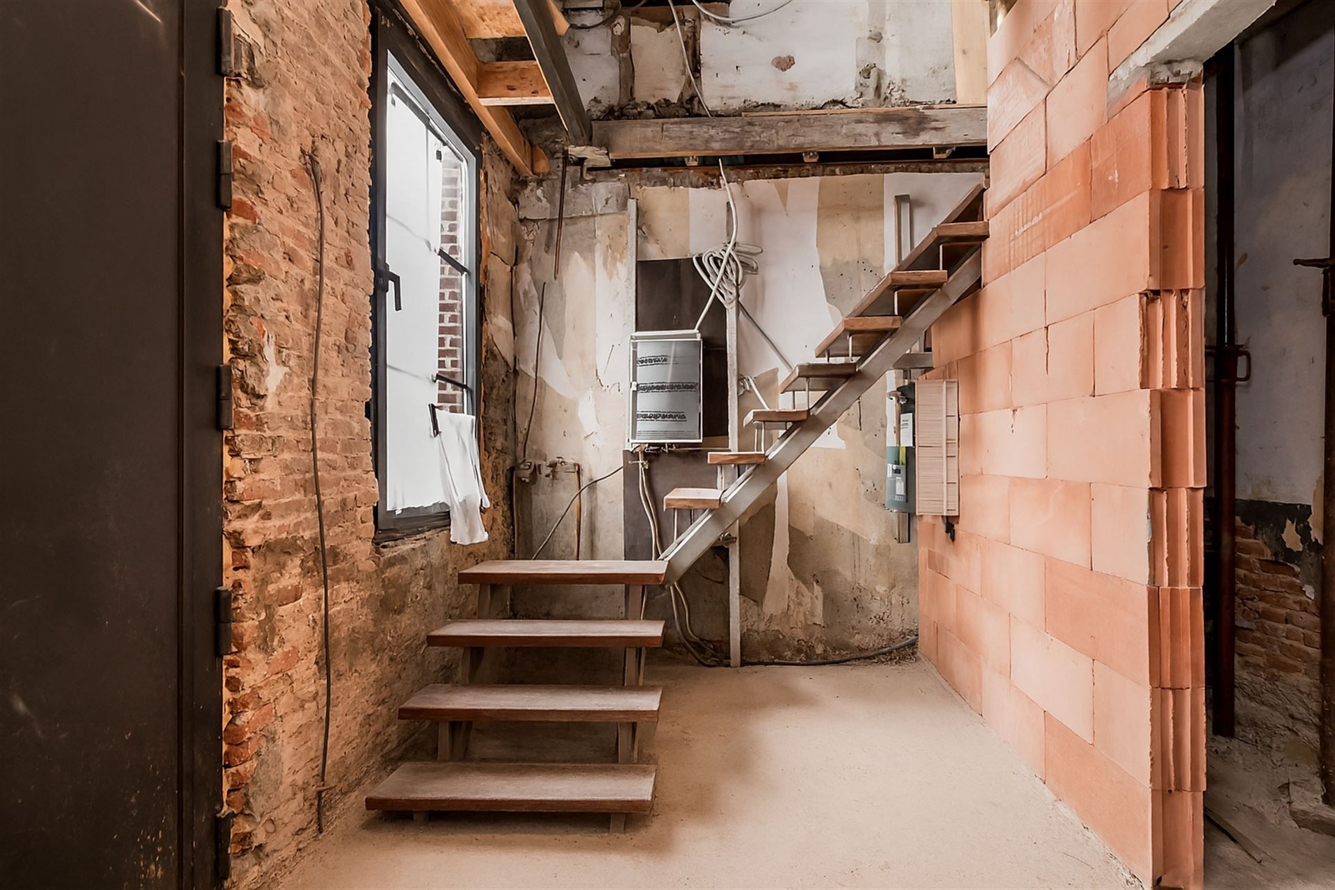 Totaalrenovatie halfopen bebouwing op toplokatie! foto 13