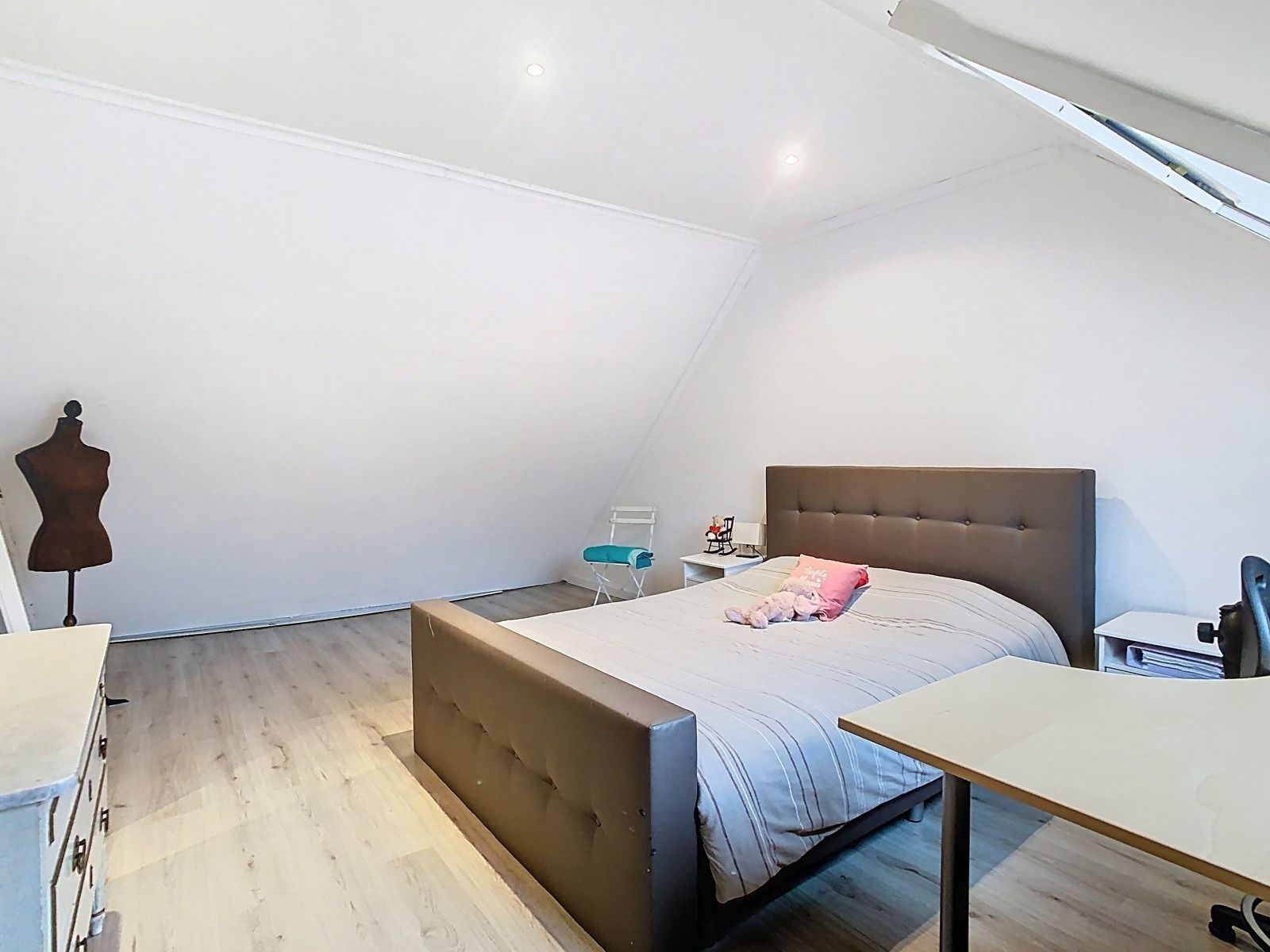 Zéér ruime gezinswoning met 6 SLPK én garage! foto 18