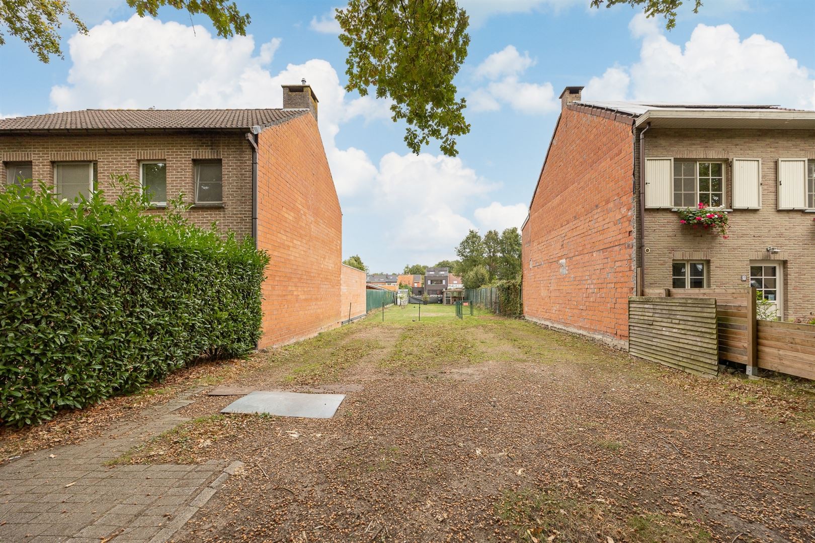 Bouwgrond 10m breed voor eengezinswoning  foto {{pictureIndex}}