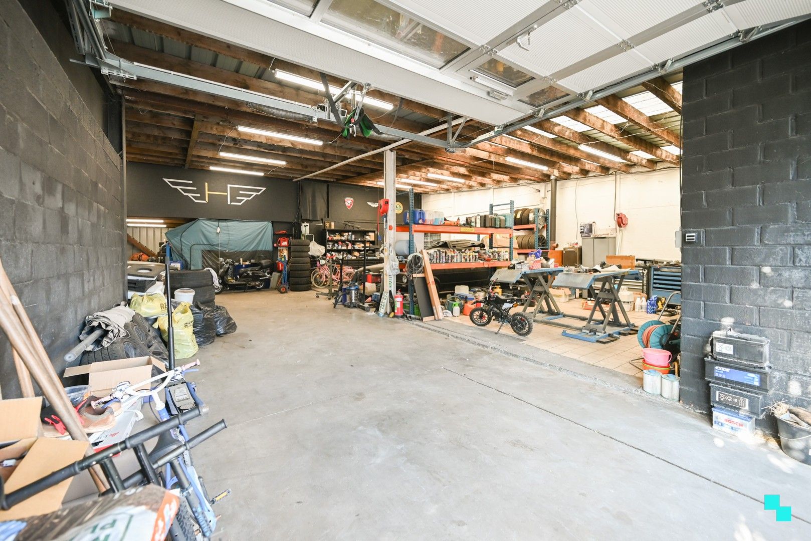 Ruim magazijn met kantoorruimtes en woonst te Lendelede foto 5