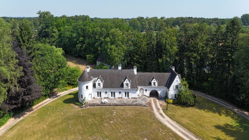 Hoofdfoto van de publicatie: Kasteelvilla met bijgebouw op uniek domein 1 hectare 71 are met grote vijver