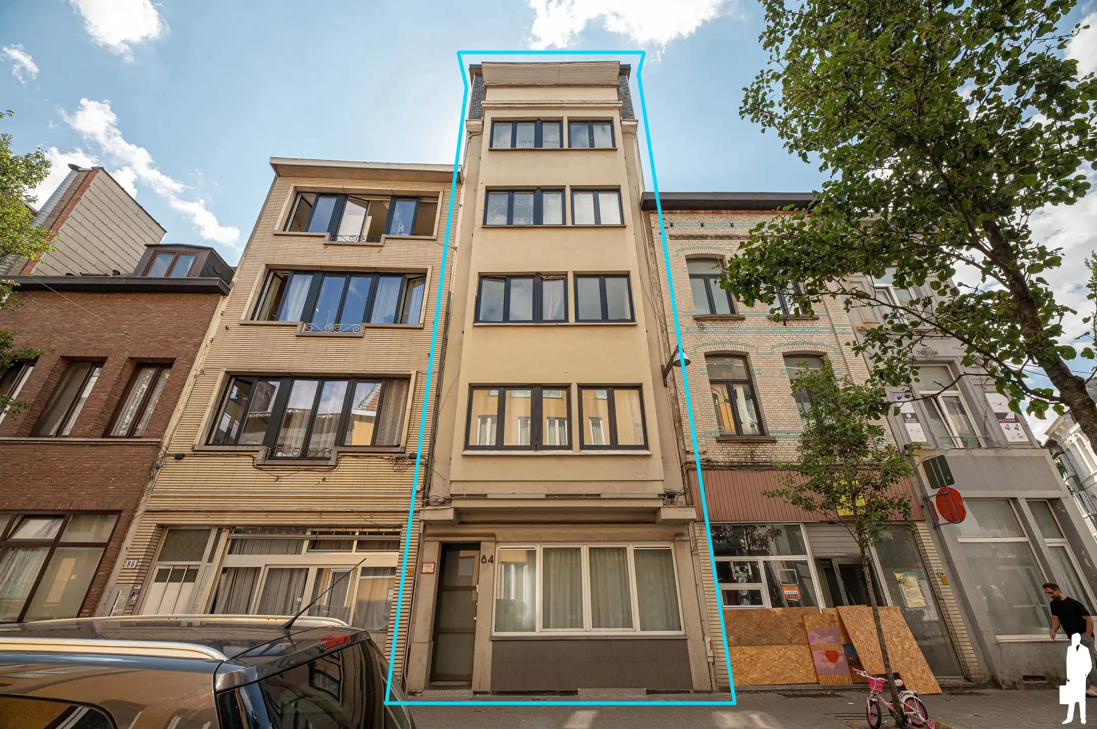 Volledig verhuurd opbrengsteigendom met 12 appartementen vergund, conform en uitstekend rendement foto {{pictureIndex}}