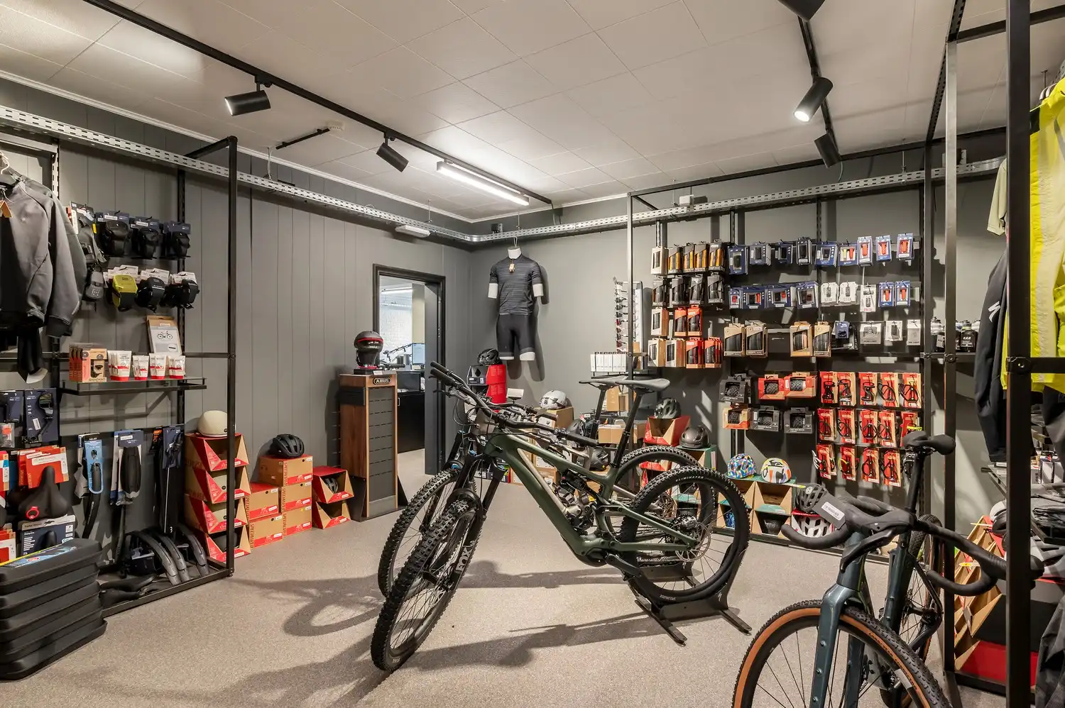 Opbrengsteigendom te koop – Handelsgelijkvloers + magazijnen foto 18