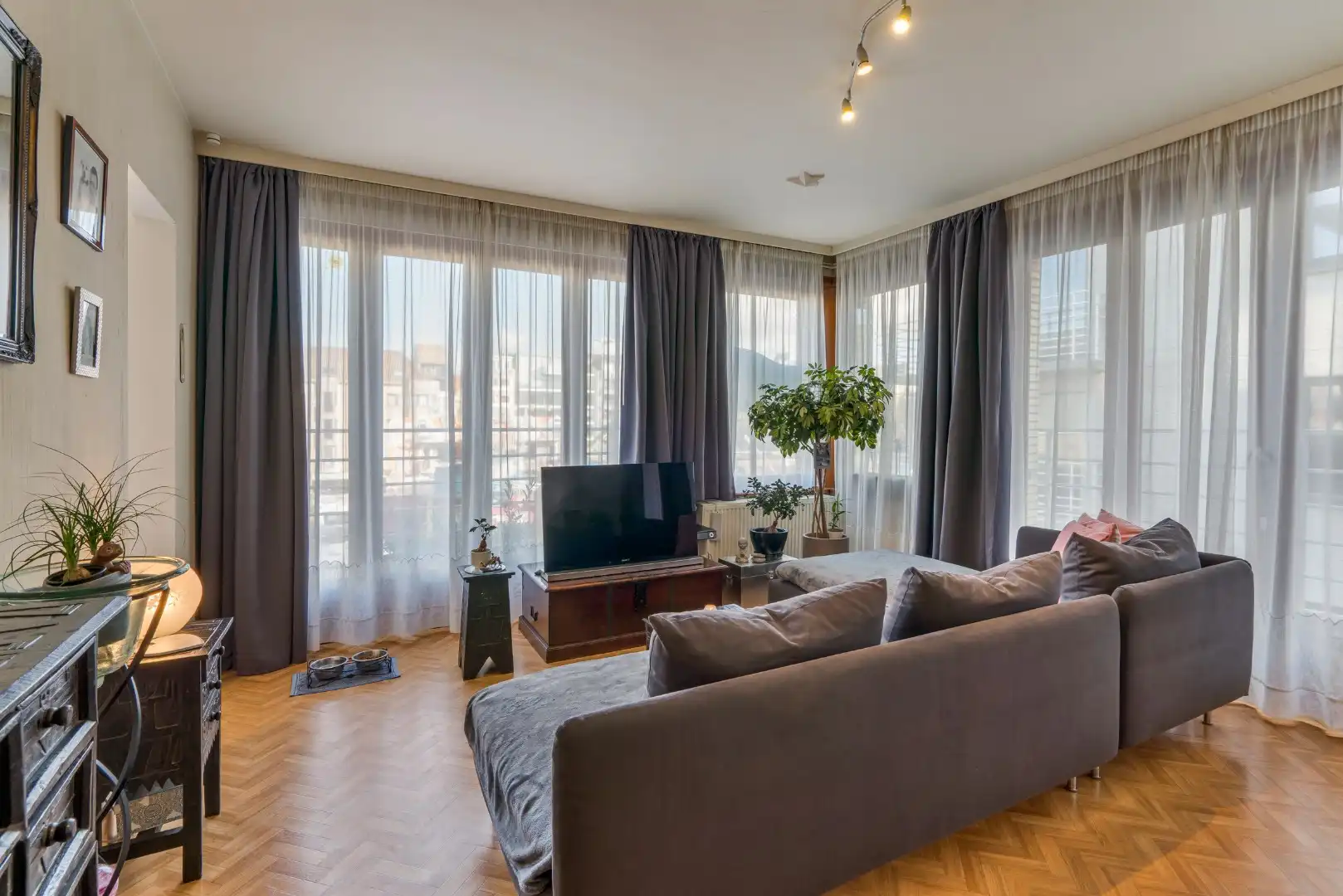 Ruim woonappartement in het stadscentrum met open zicht op het Mijnplein! foto 2