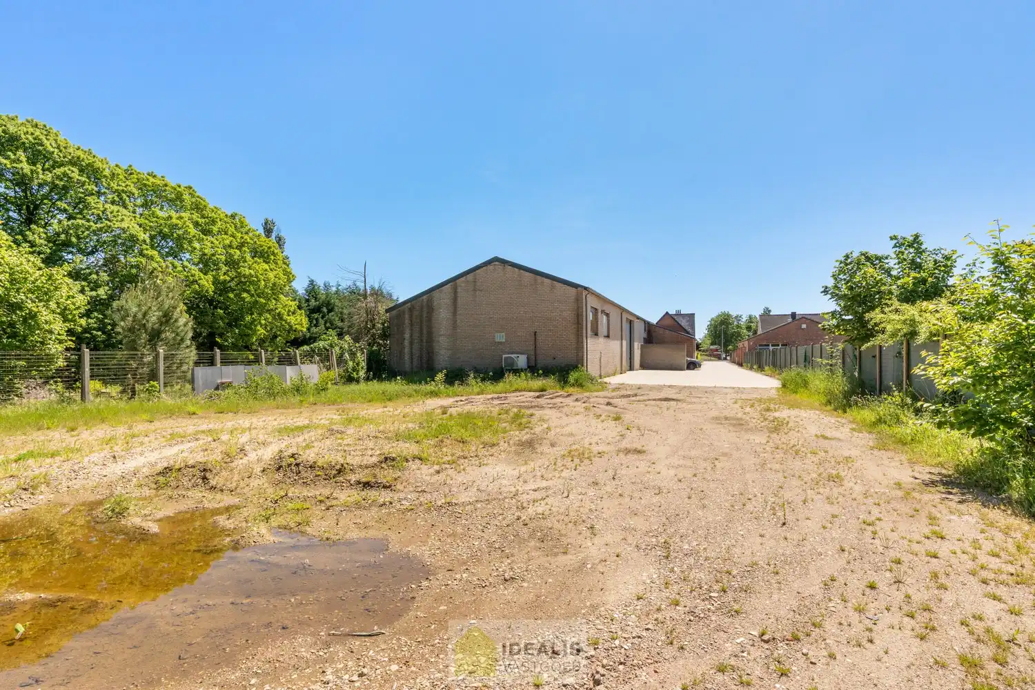Ruim magazijn met conciërgewoning op een perceel van +-16are foto 6