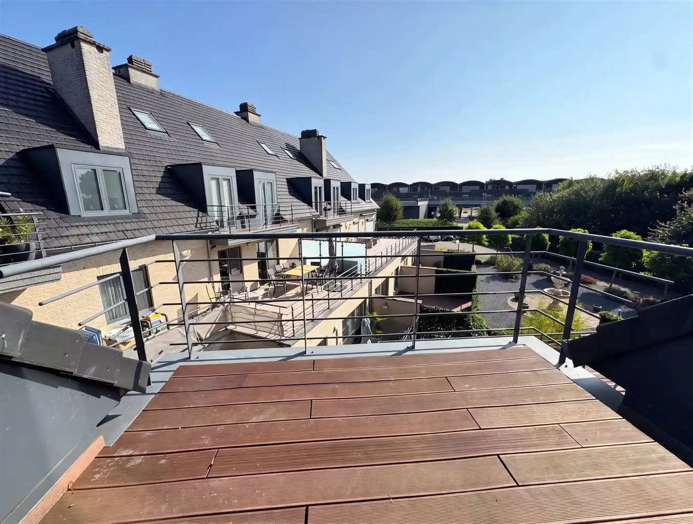 Charmant  2-slaapkamer appartement met 2 terrasjes en afgesloten garagebox, gelegen nabij het centrum van Maaseik.  foto 5