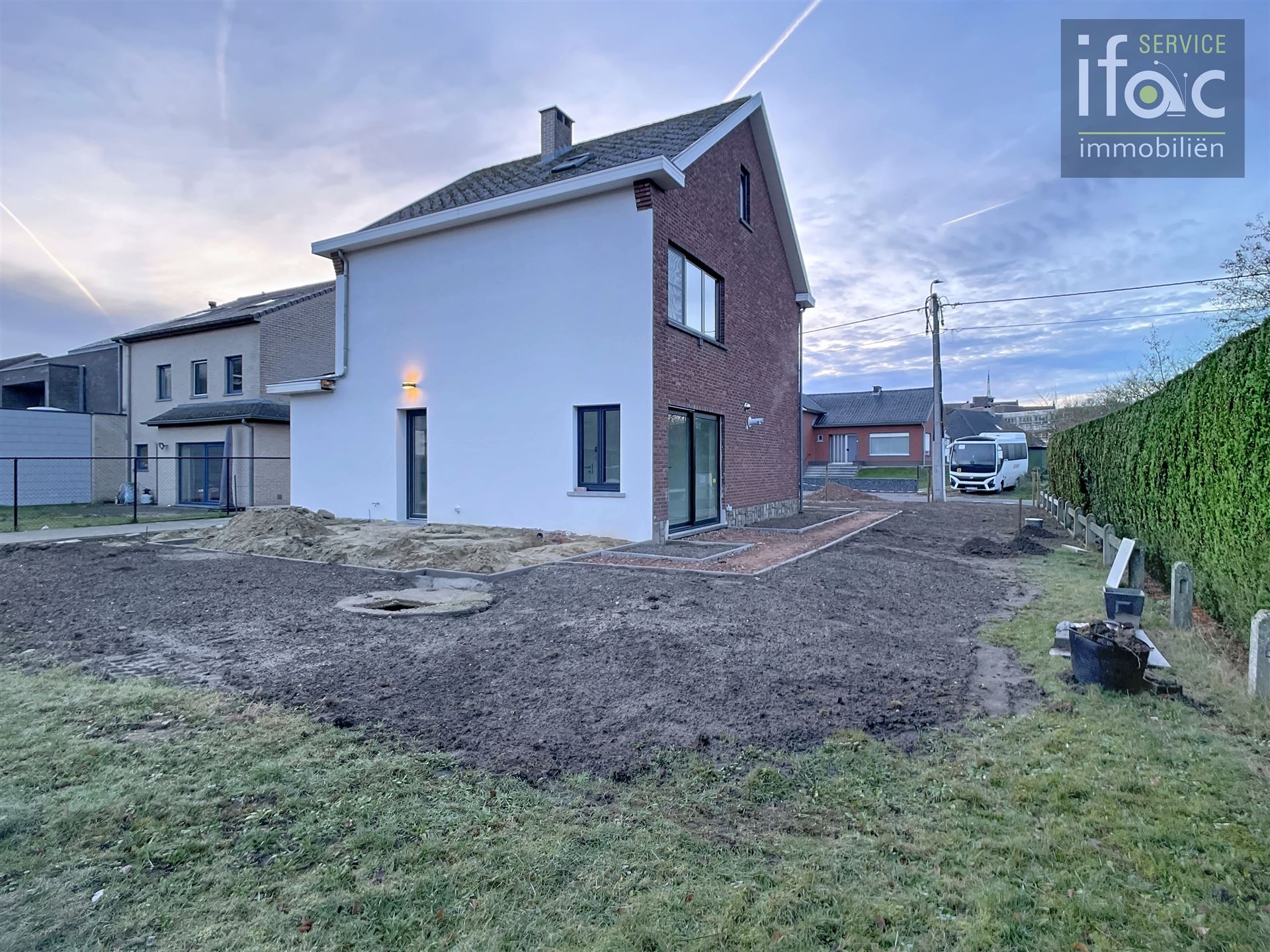 Volledig gerenoveerde woning met tuin, parking, 3slpks, badk foto 17