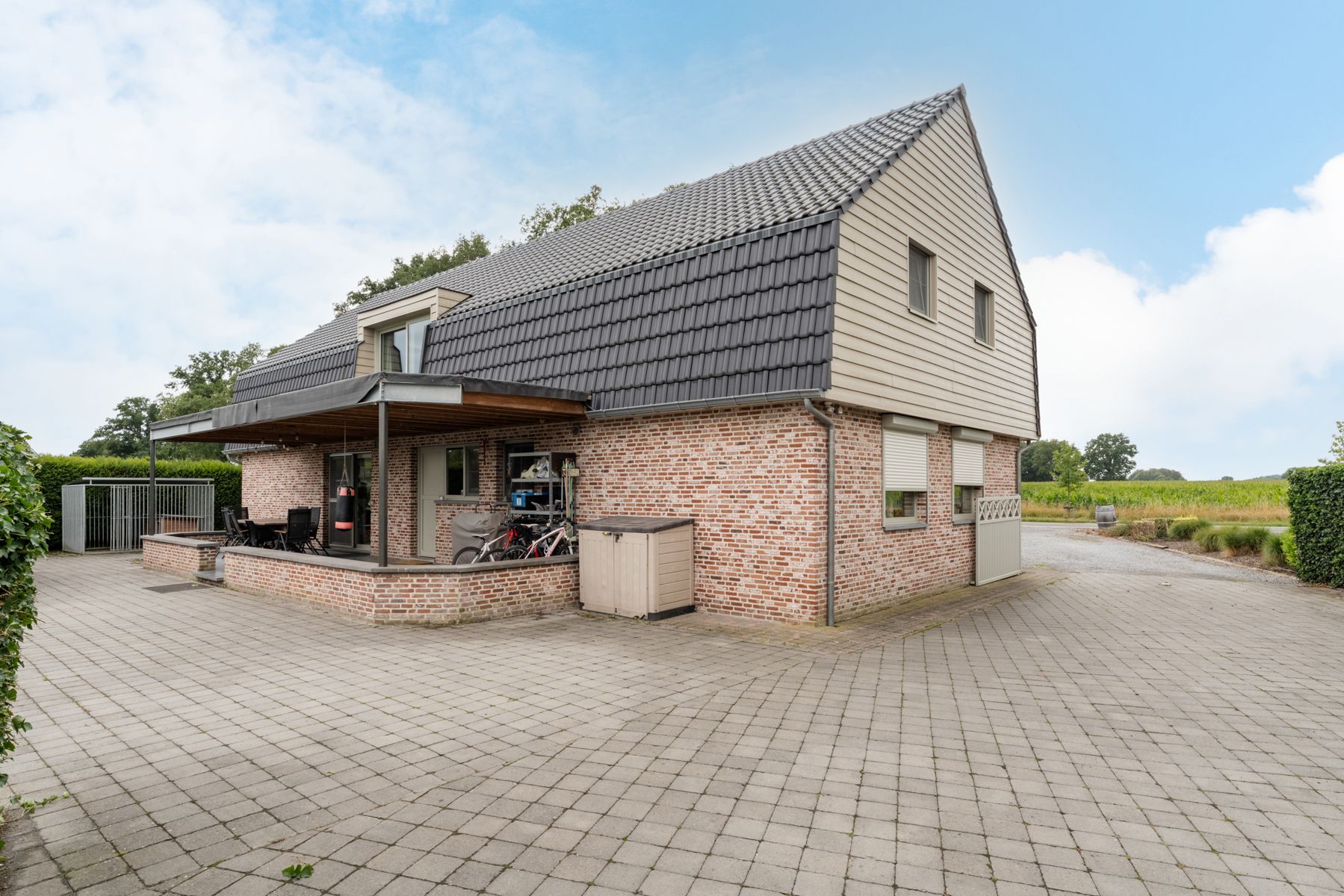 Ruime gerenoveerde woning met zwembad  foto 35