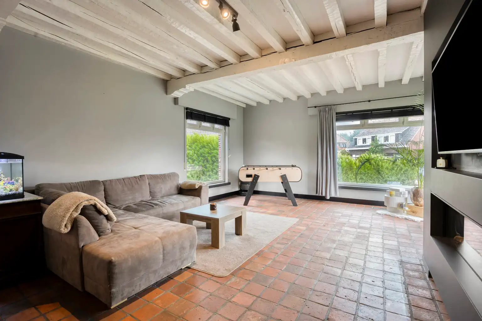 Ruime laagbouwwoning op 1806m² met omheinde tuin foto 3