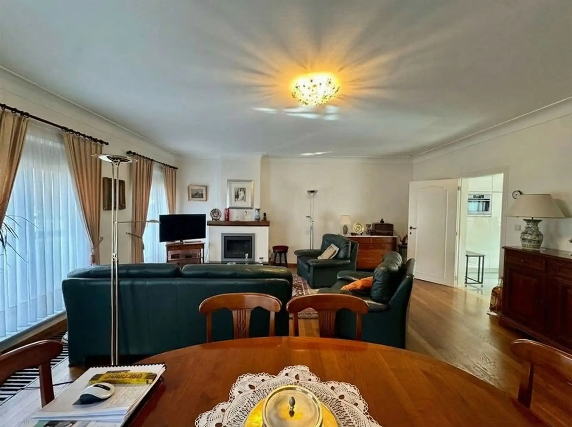 Halfopen bebouwing in rustige straat te As foto 6