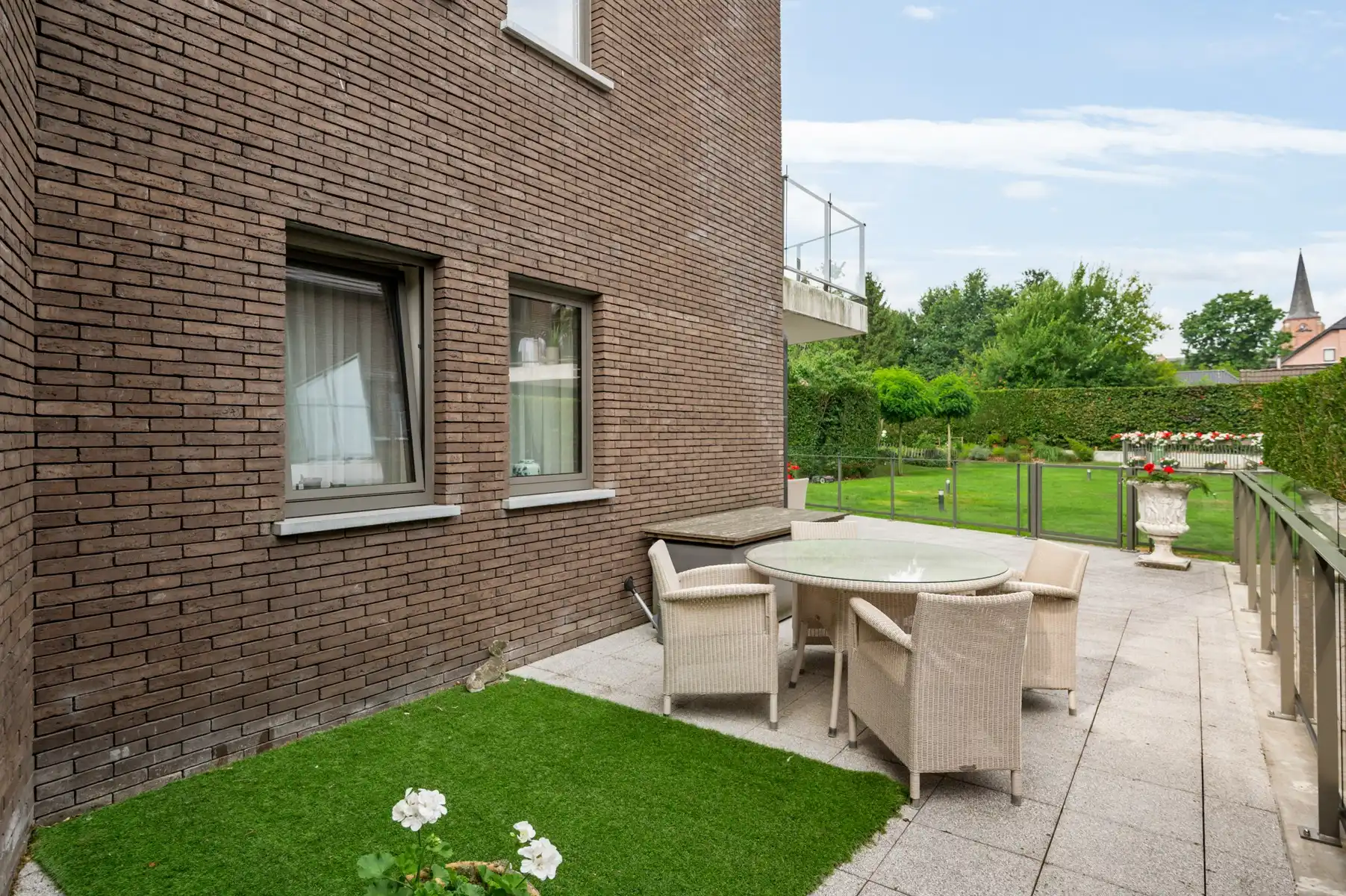 Gelijkvloers appartement met 2 slaapkamers, bureau en terras foto 3