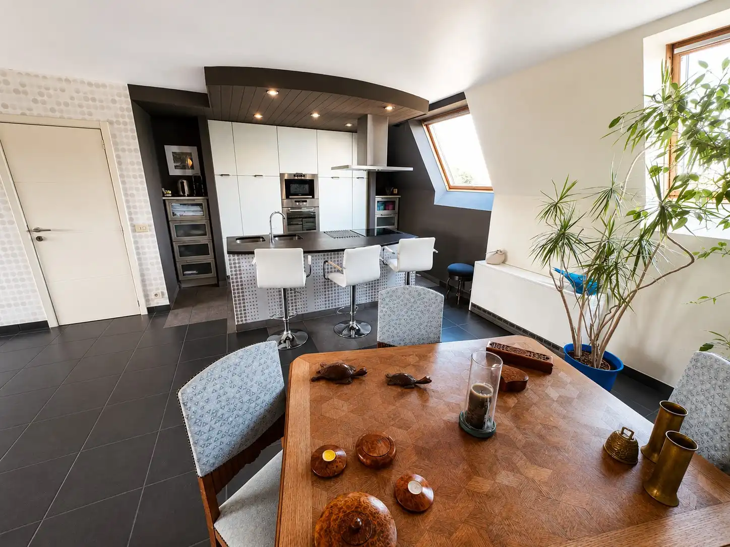 Verzorgd duplexappartement met 3 slaapkamers op wandelafstand van het centrum van De Haan. foto 4