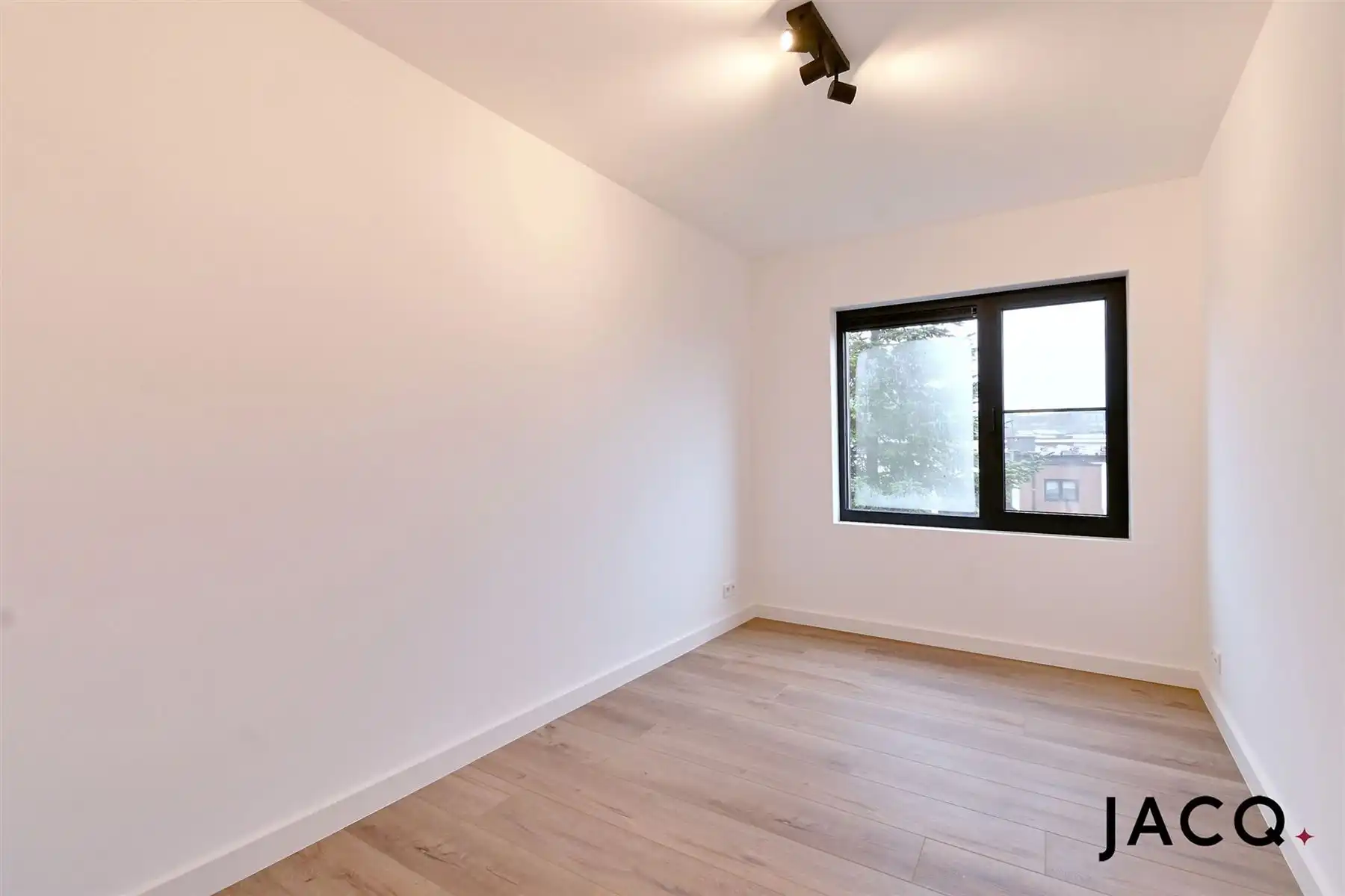 Gerenoveerd BEN-appartement te Berchem! foto 13