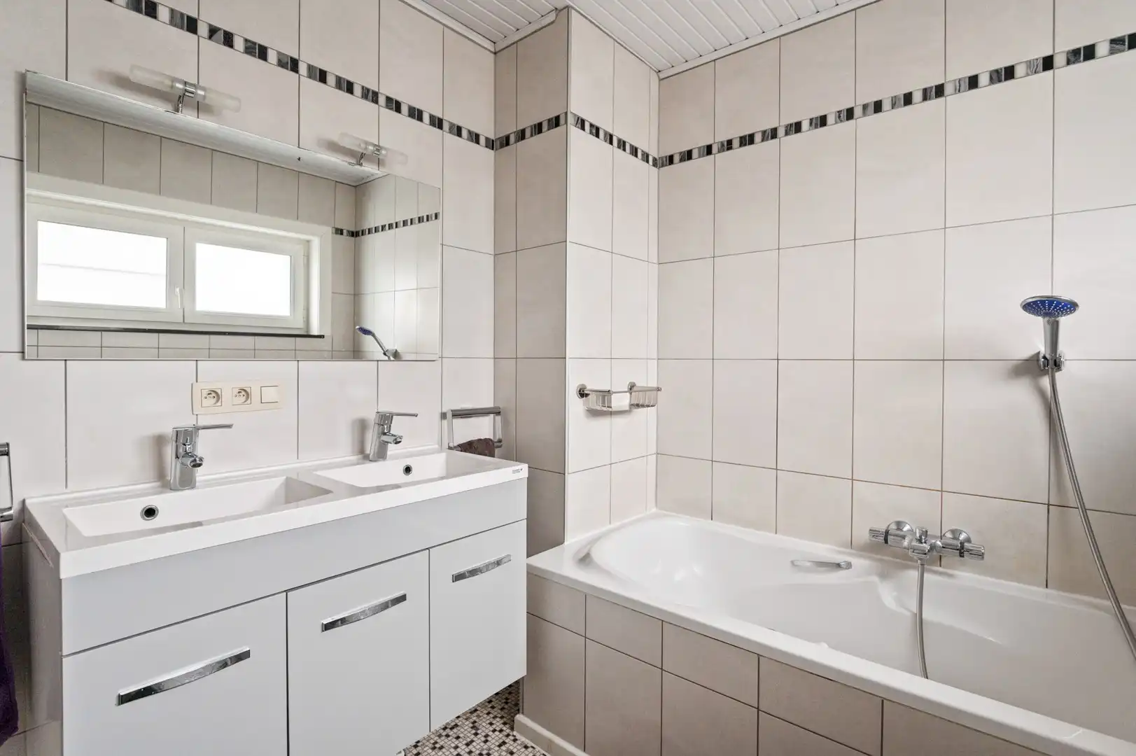 Instapklare woning met tuin, garage en 3 slpkmrs! foto 10