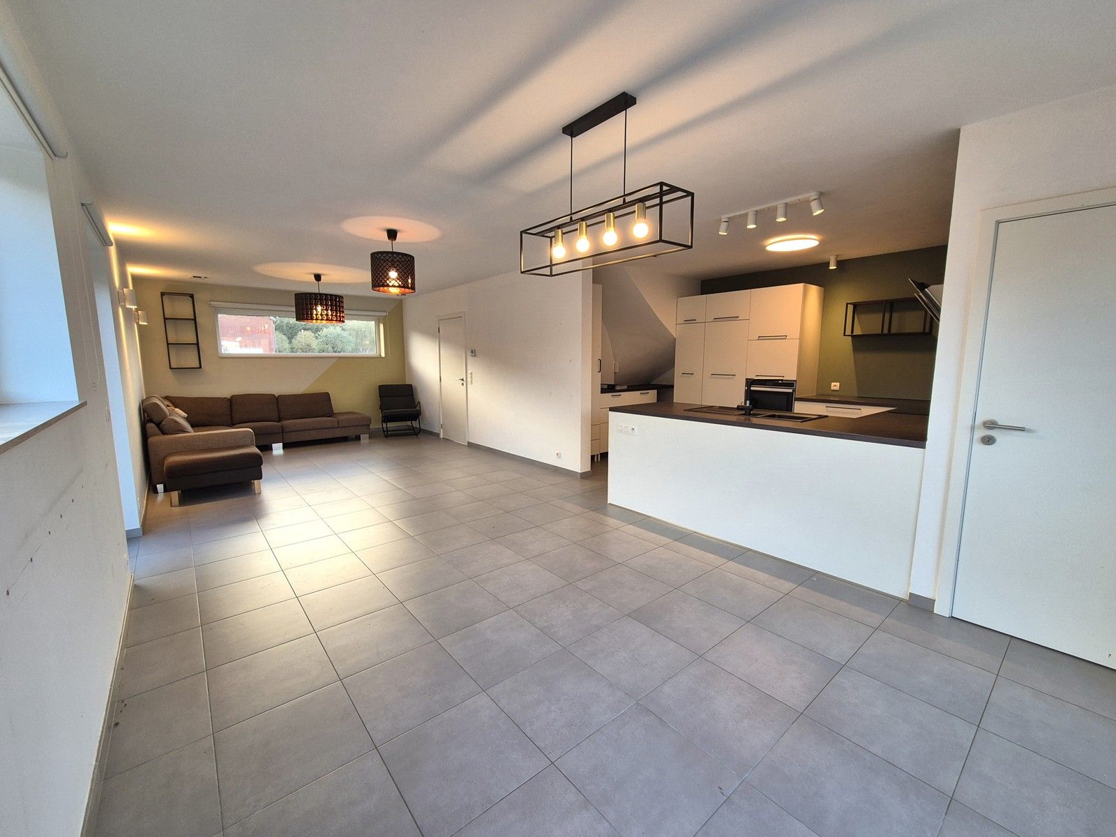 Recente halfopen woning E-peil 15! tot 5 slaapkamers aan 2% foto {{pictureIndex}}