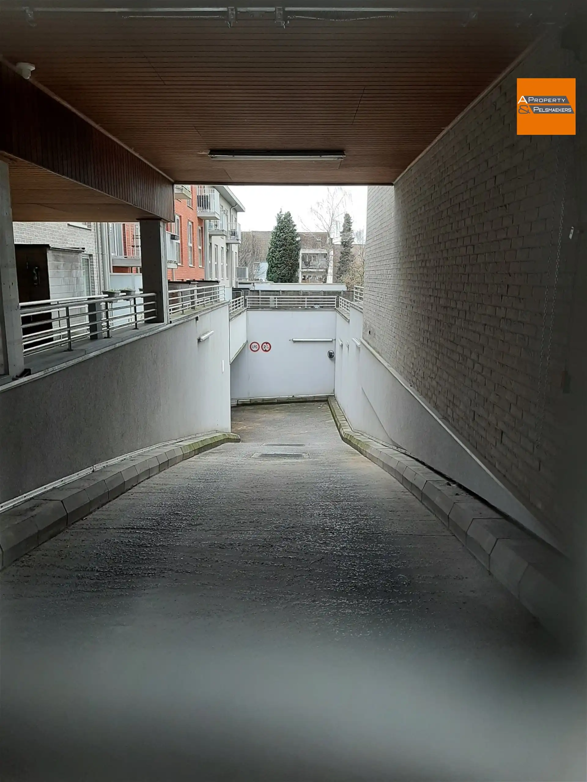 OPTIE : 5 ondergrondse staanplaatsen + 1 kelder foto 4