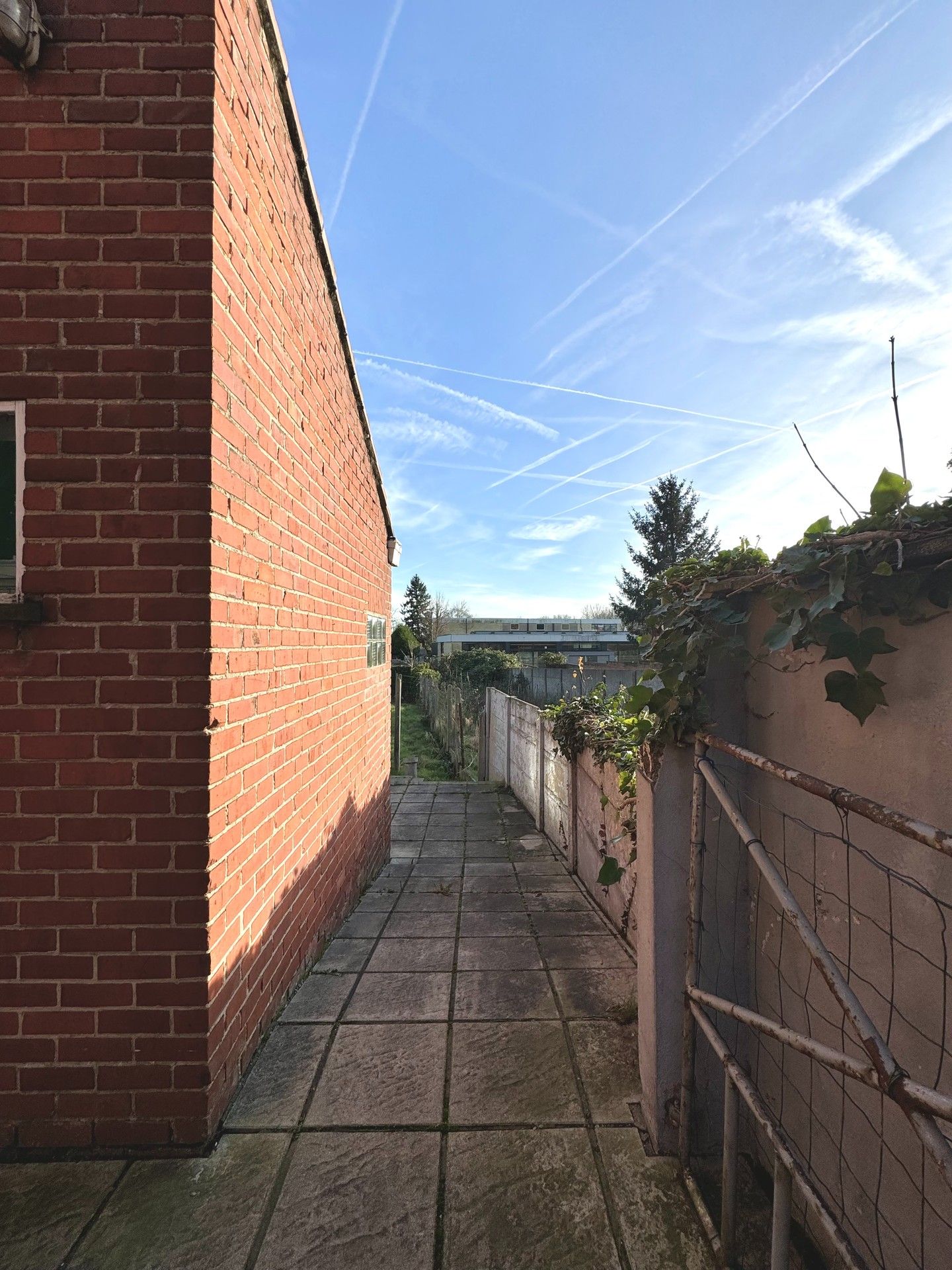 RUIME WONING MET 4 KAMERS EN UIN foto 14