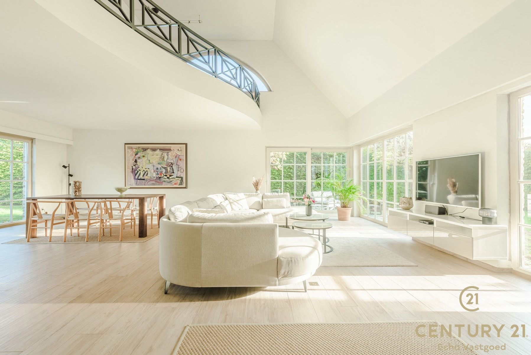 Praktisch gelegen, perfect onderhouden villa met zwembad foto 8