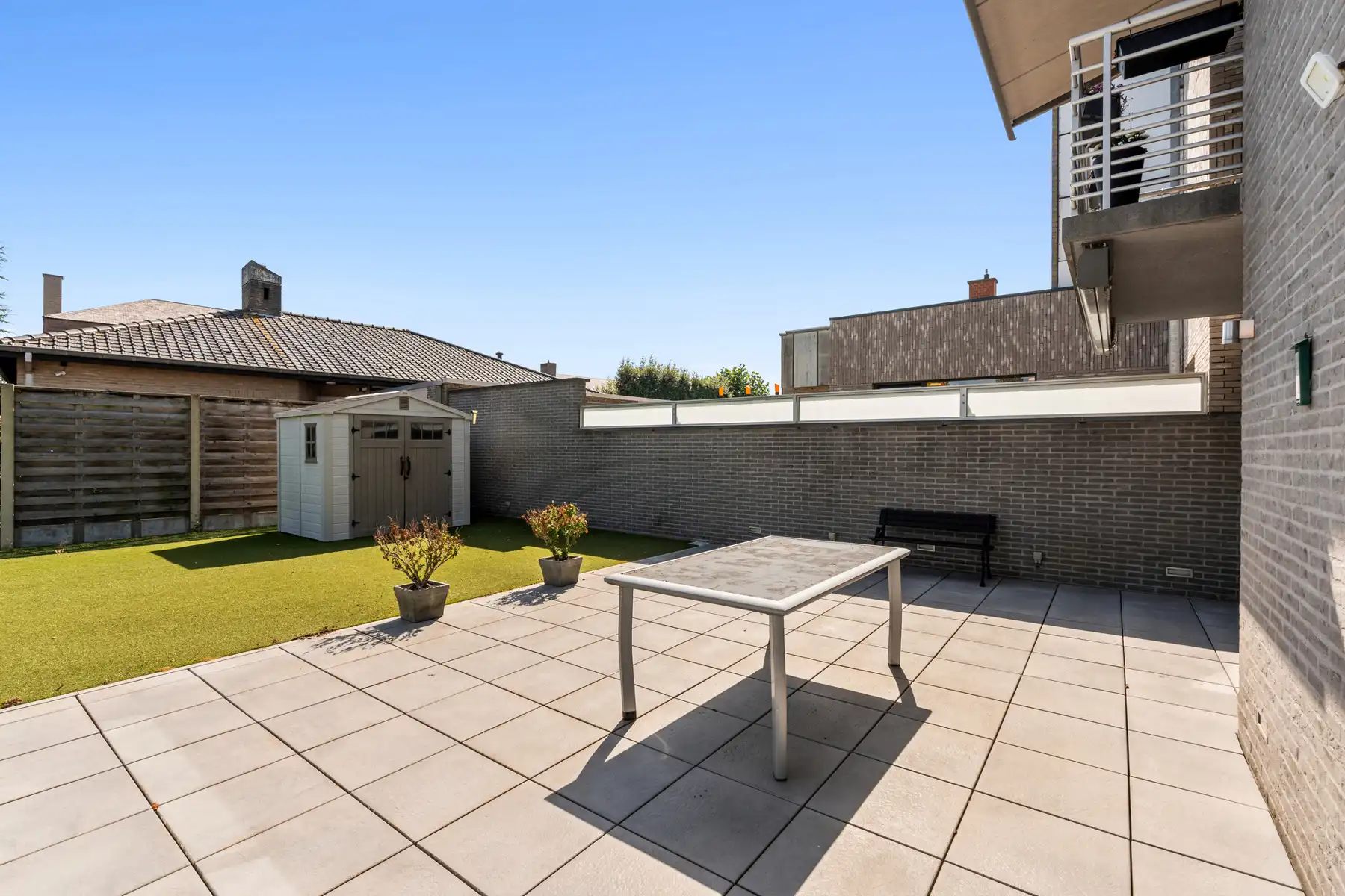 Instapklaar gelijkvloers appartement met tuin en garage foto 16