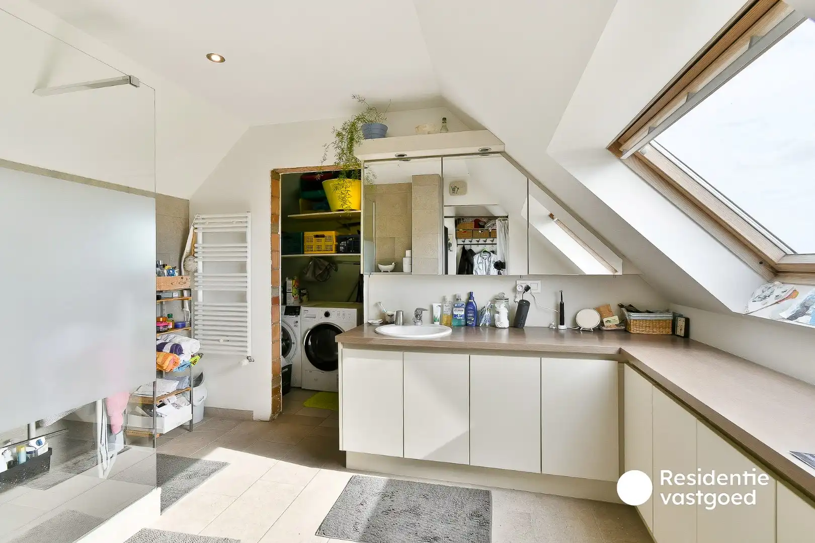 Ruime en instapklare villa met 4 slaapkamers, garage, tuin en 2 terrassen foto 17