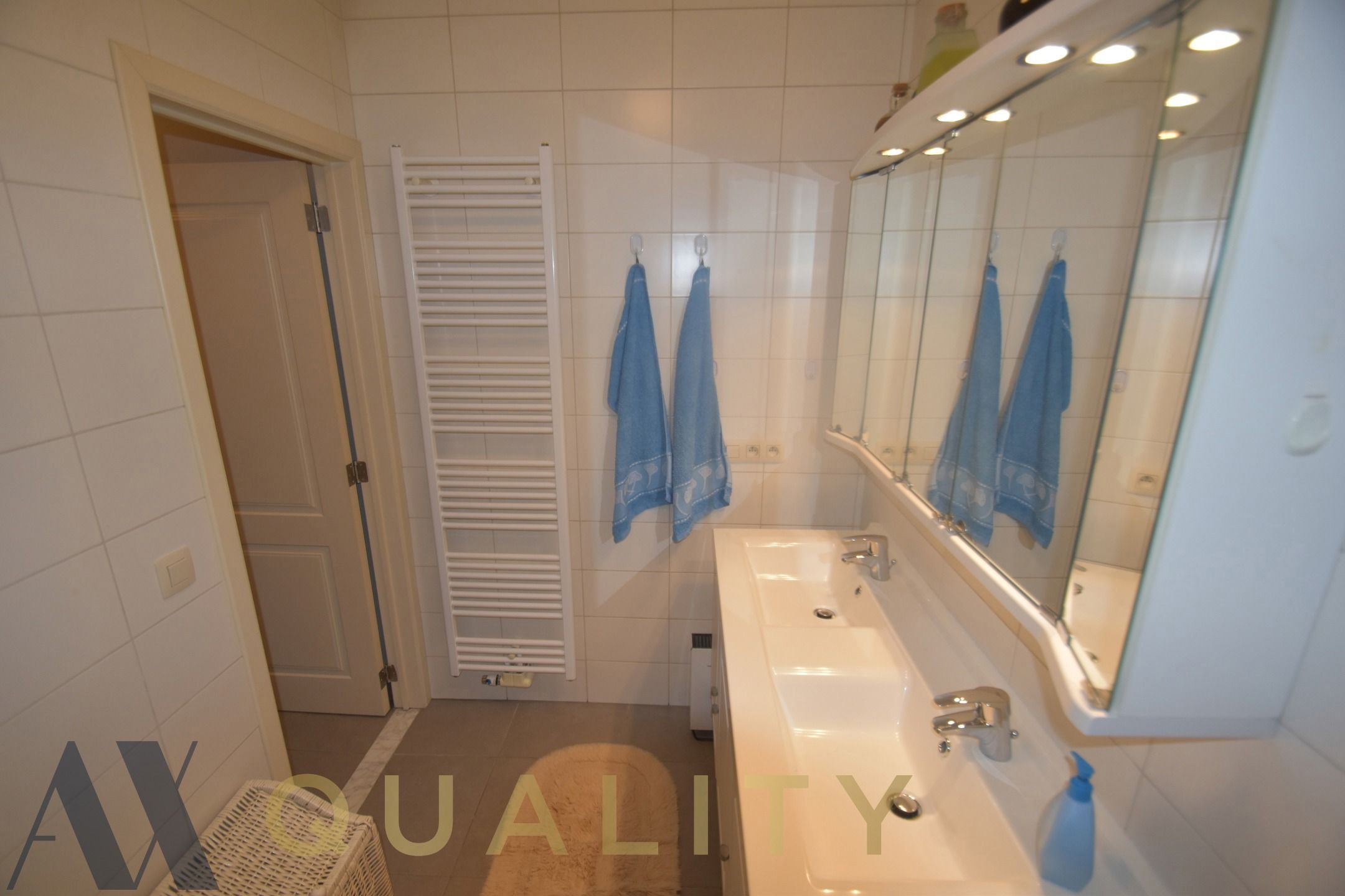 Centr. en rustig gel. energiezuin. 2 slpk.-appt. met terr., staanpl. en berging foto 15