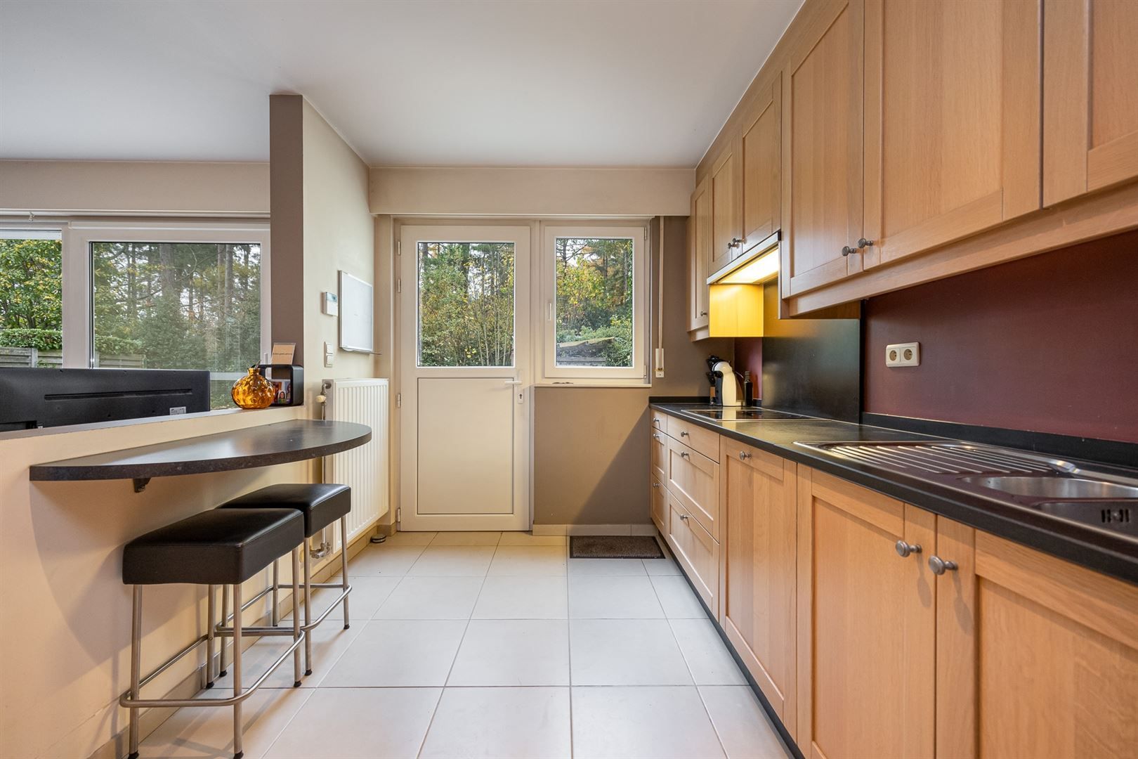 Woning op toplocatie met ruime tuin en zicht op bosgebied. foto 9