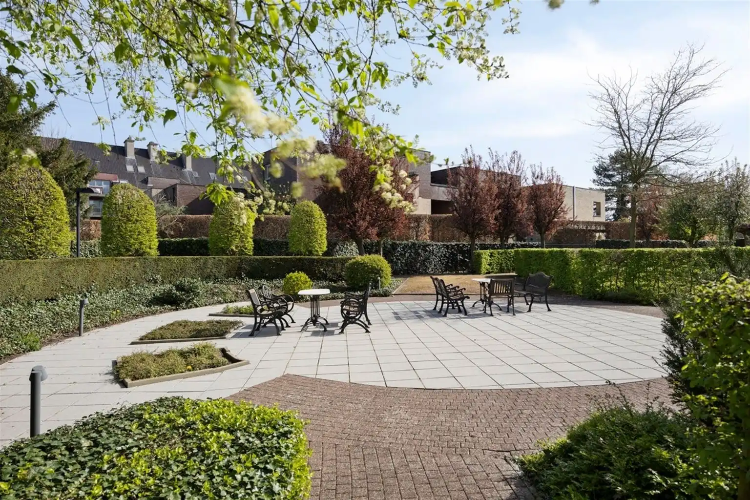 Uitzonderlijk ruim, gelijkvloers 2-slaapkamer appartement met terras en tuintje, zonnepanelen en inpandige garagebox gelegen vlakbij het centrum van Maaseik. foto 31