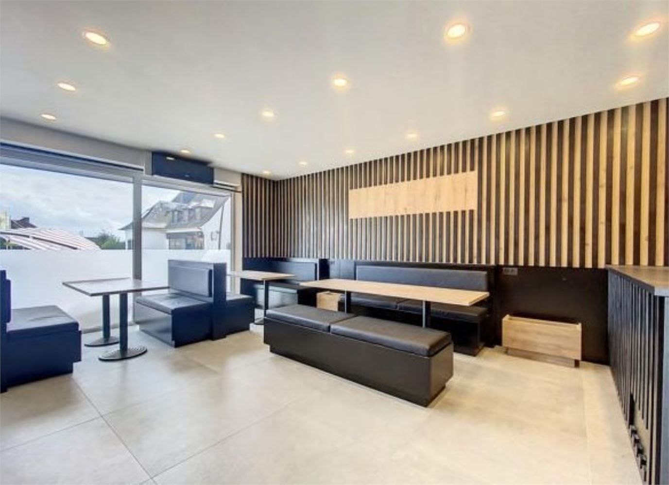 COMPLEET VERNIEUWD EN INSTAPKLAAR COMMERCIEEL GELIJKVLOERS foto 3