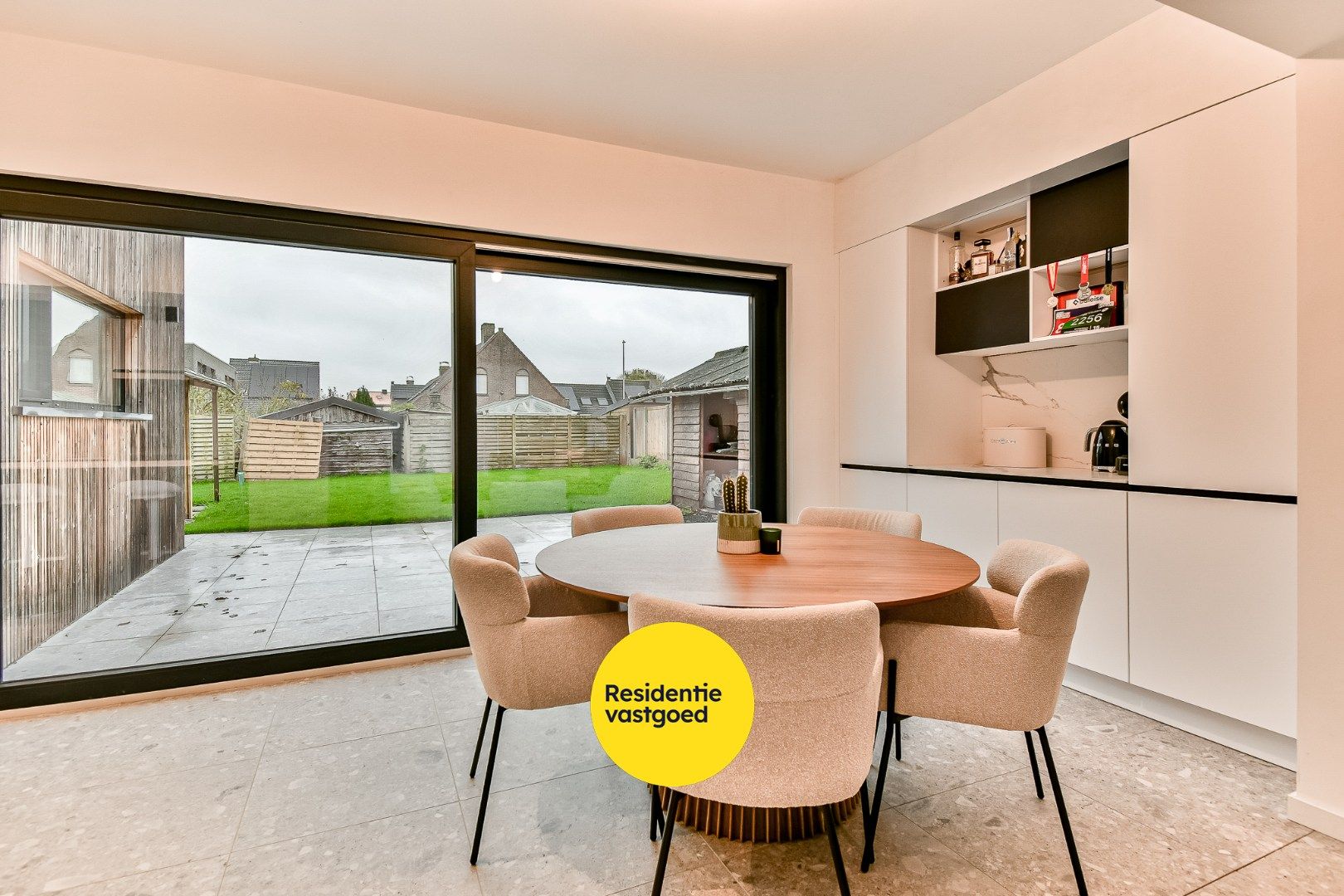 Volledig gerenoveerde halfopen woonst foto 6