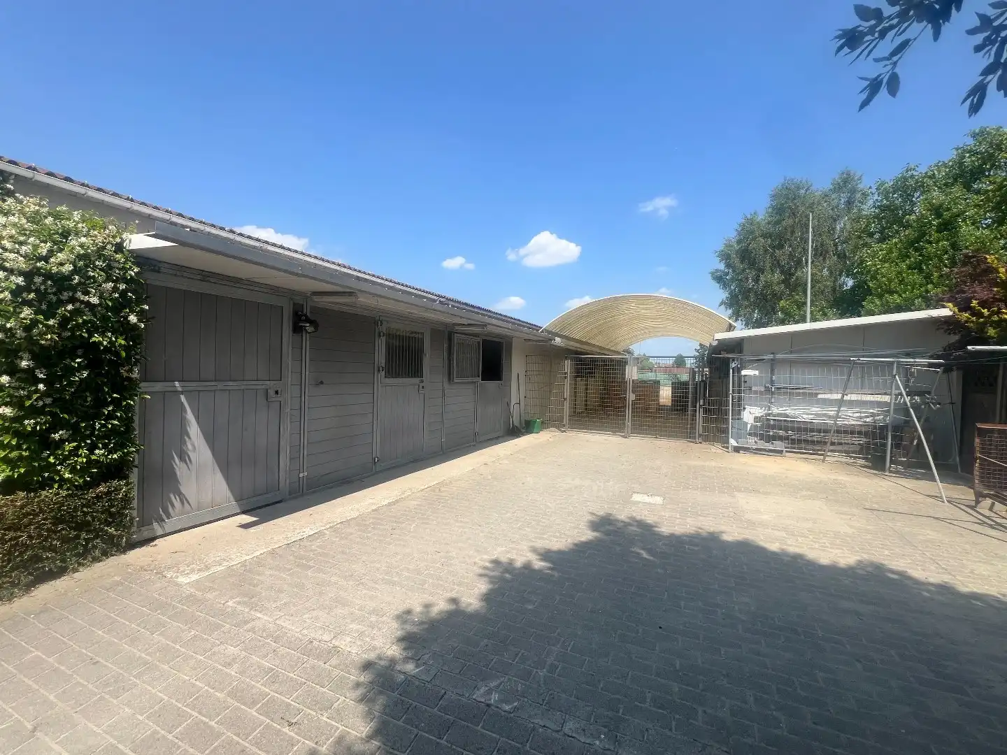 TE HUUR: 5 paardenboxen en uitloopweide (500m²) te Bavikhove foto 2