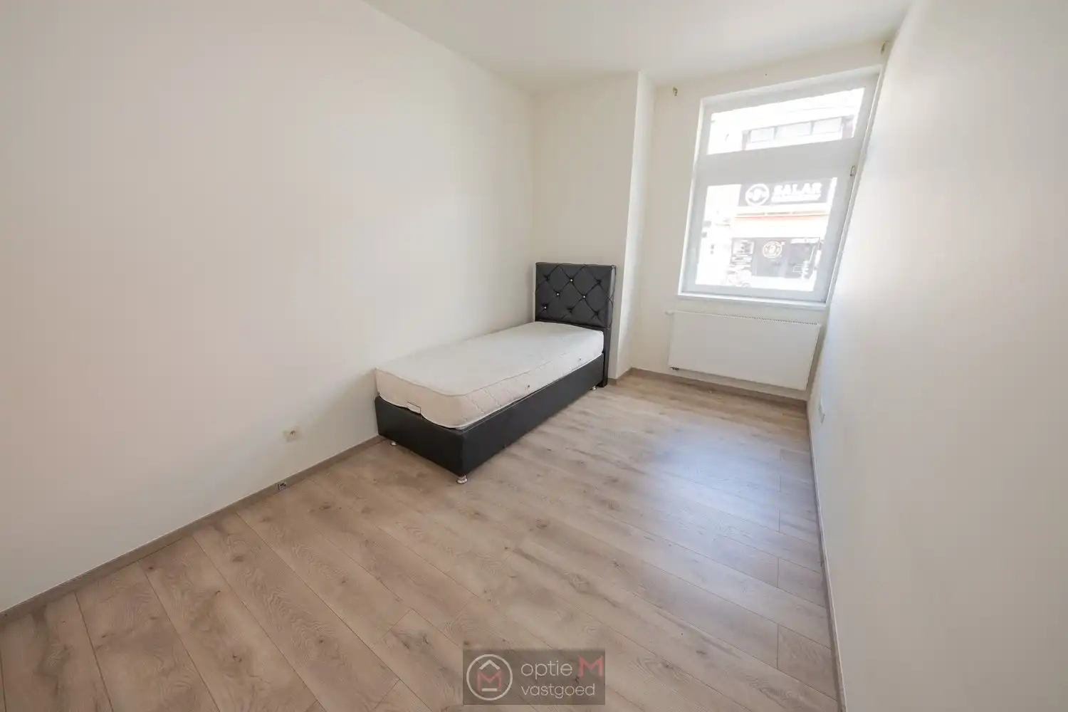 RUIM GELIJKVLOERS APPARTEMENT MET 2 SLPKS EN TUIN MET TERRAS. foto 13