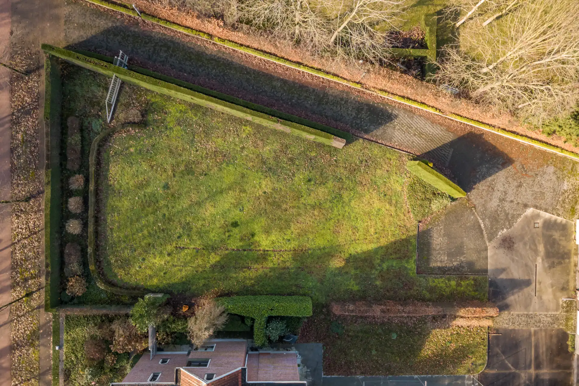 Ruime villa met garage en zwembad + bouwgrond + 2 magazijnen foto 5