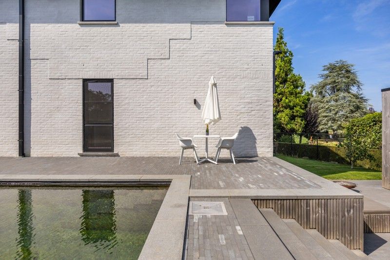 Zeer energiezuinig, gelijkvloers appartement met tuin, poolhouse en zwemvijver foto 37