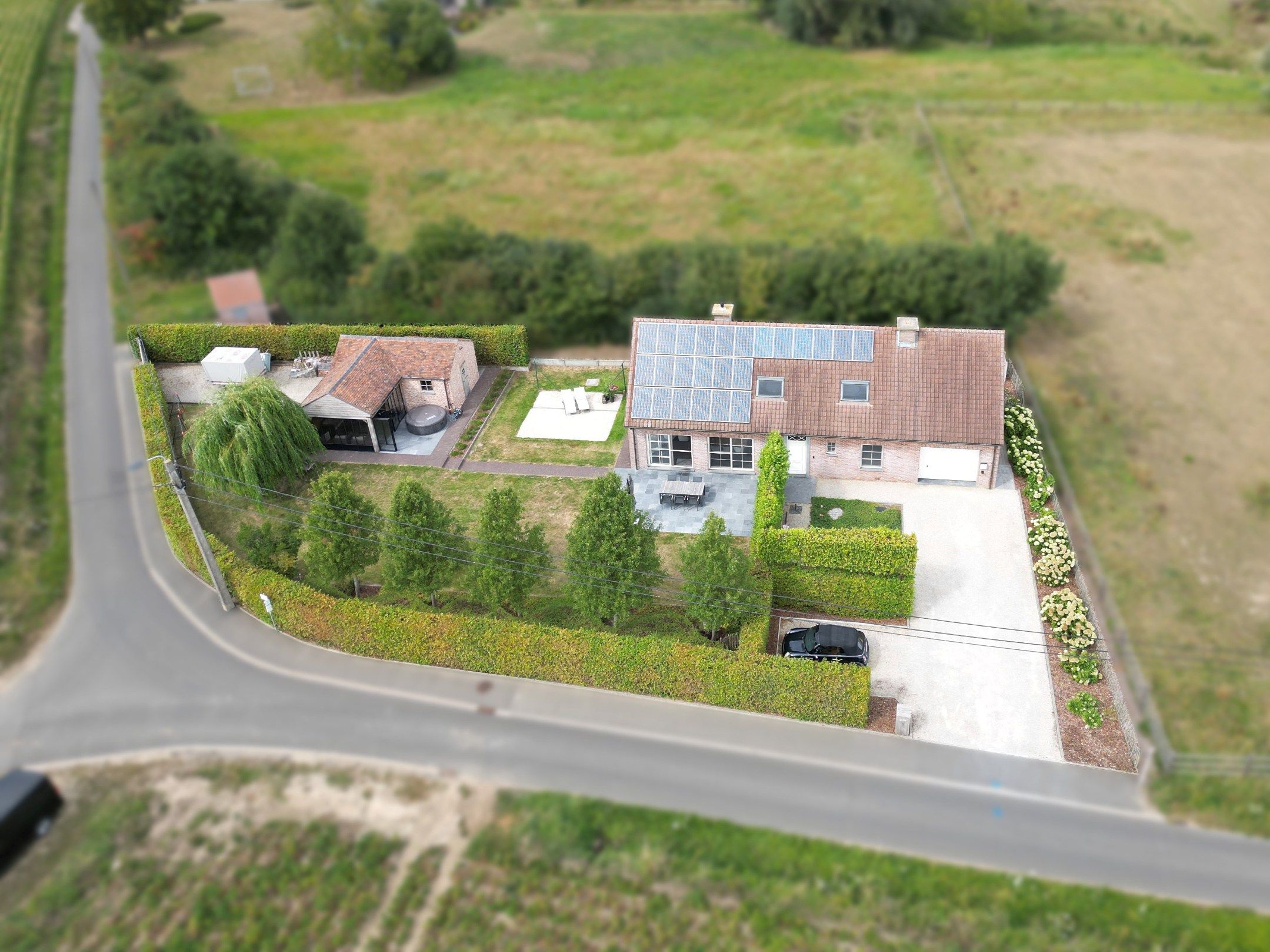 RUSTIG WONEN OP EEN LANDELIJK PERCEEL VAN 1220 M² foto {{pictureIndex}}