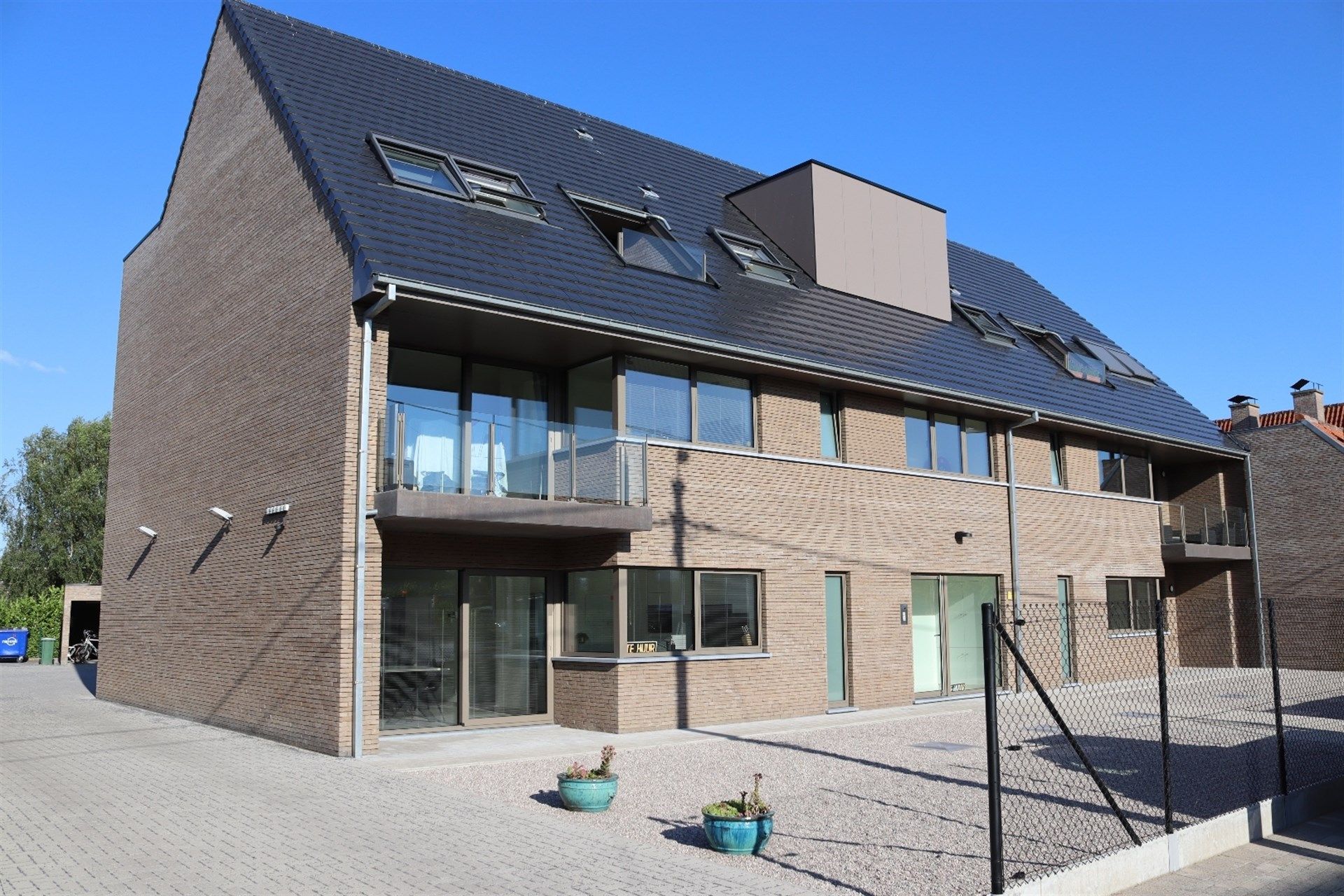 Ruim instapklaar gelijkvloers appartement met terras en caport. foto {{pictureIndex}}